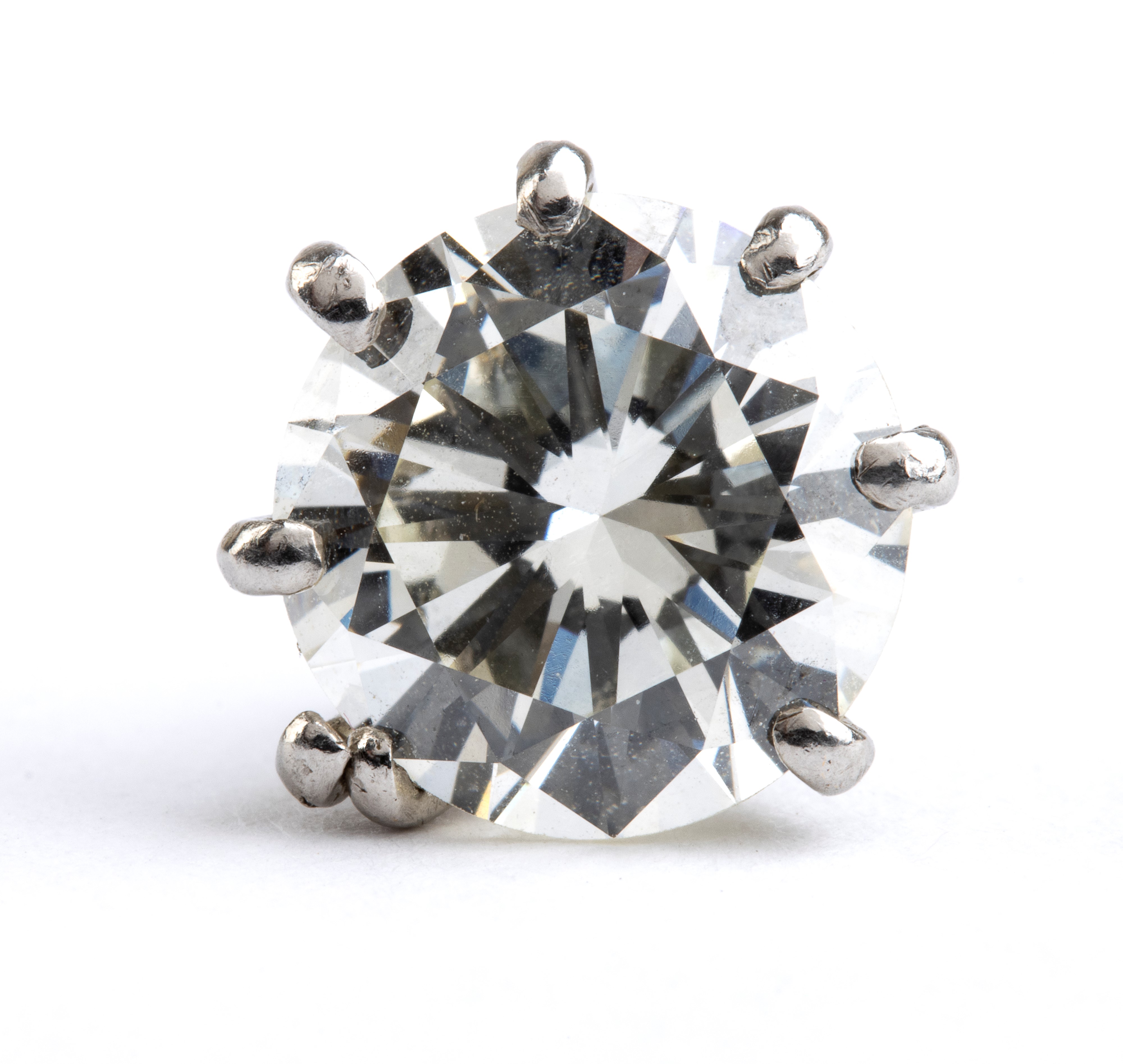 Anni ’80, Anello solitario in platino con diamante centrale e pavé di diamanti