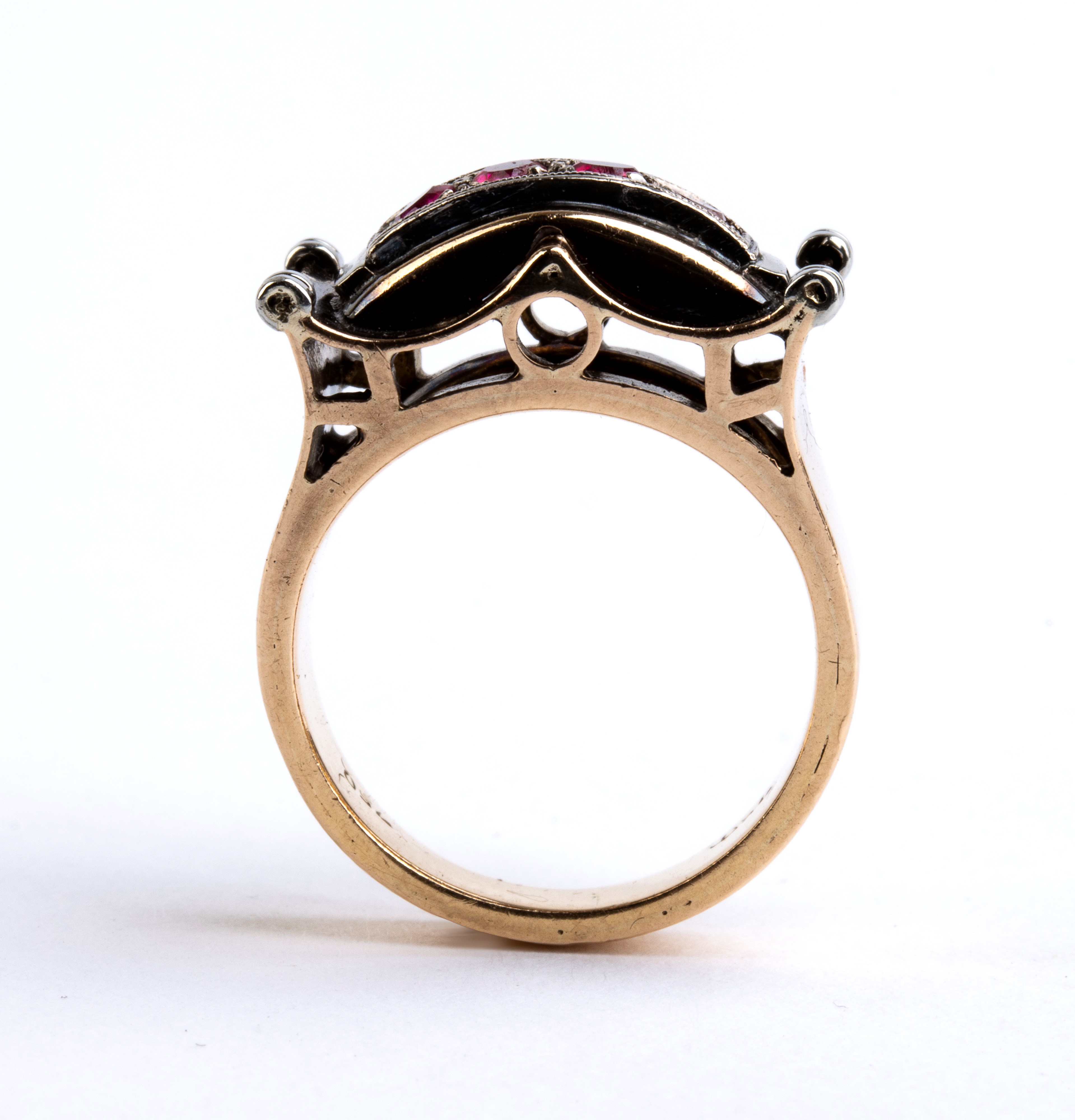 Anello in oro giallo 18k e argento con quattro rubini