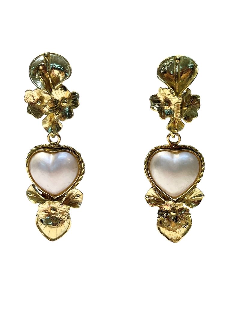 Orecchini, montatura in oro giallo 18k con perle Mabè a forma di cuore
