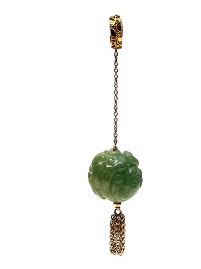 Pendente in oro con sfera di giada intagliata a motivi fantasia