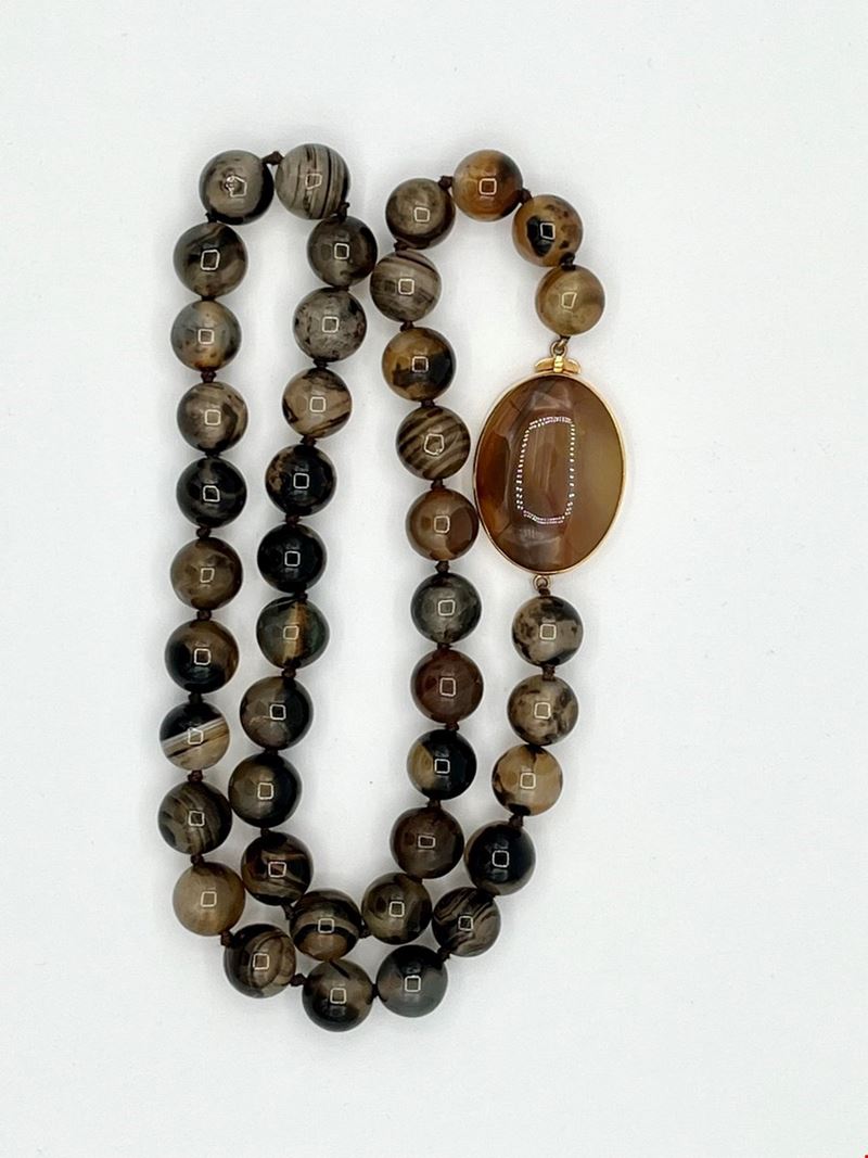 Collana in agata e oro giallo 18k, a filo di sfere con elemento geometrico in agata