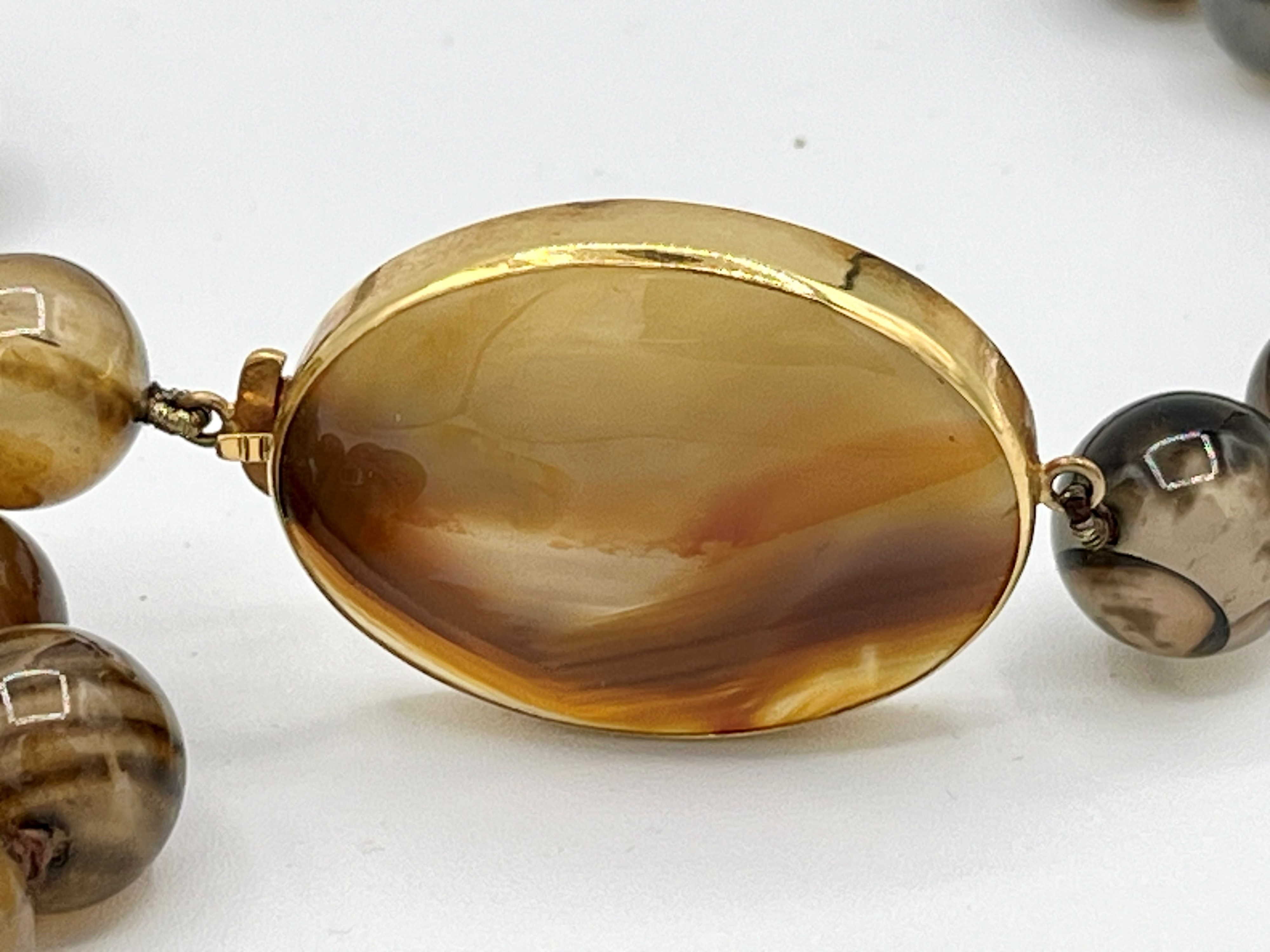 Collana in agata e oro giallo 18k, a filo di sfere con elemento geometrico in agata
