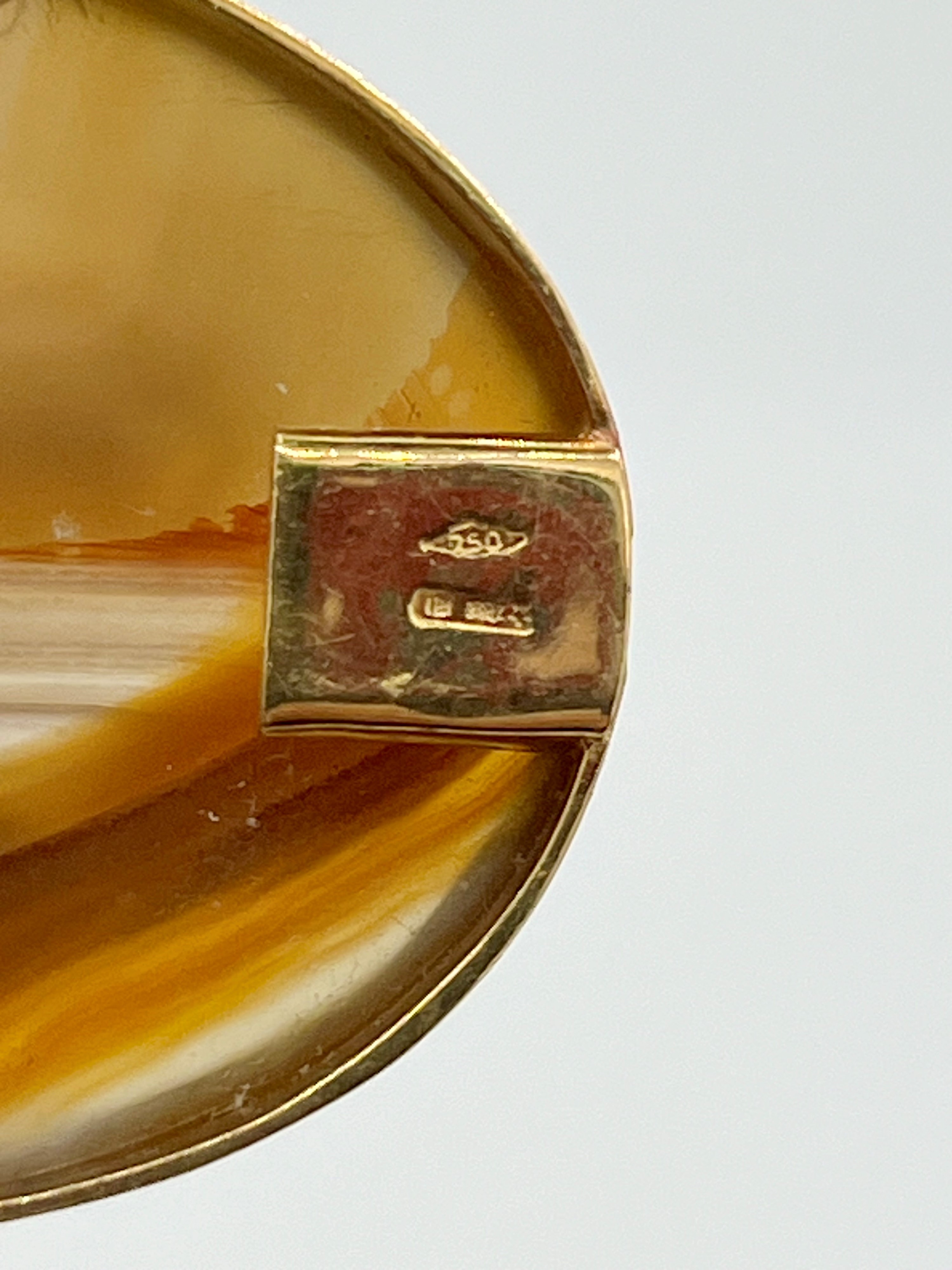 Collana in agata e oro giallo 18k, a filo di sfere con elemento geometrico in agata