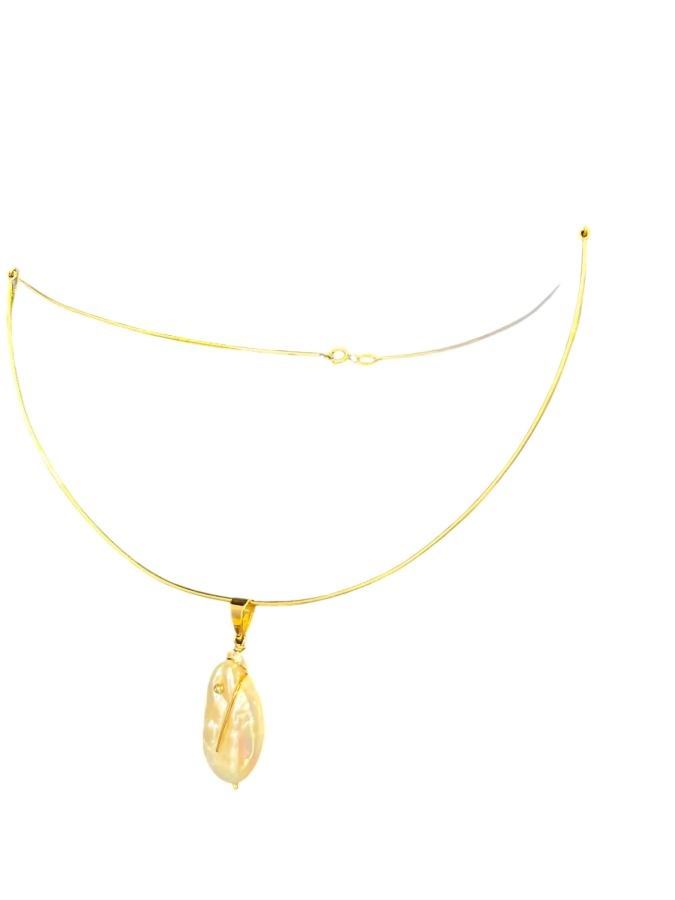 Girocollo in oro giallo 18k con perla scaramazza e piccolo diamante