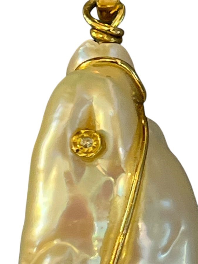 Girocollo in oro giallo 18k con perla scaramazza e piccolo diamante