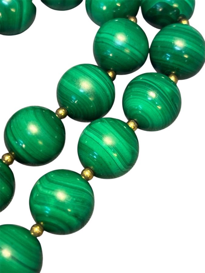 Collana in oro giallo 18k con fili di sfere in malachite