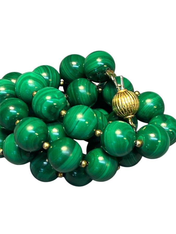 Collana in oro giallo 18k con fili di sfere in malachite