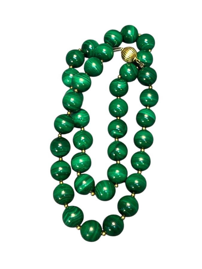 Collana in oro giallo 18k con fili di sfere in malachite