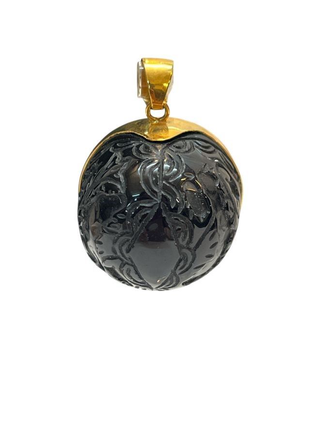 Pendente con agata e montatura in oro giallo, decorazione floreale incisa