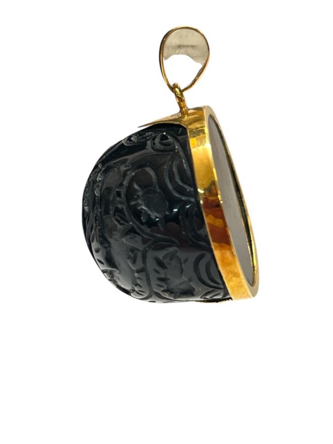 Pendente con agata e montatura in oro giallo, decorazione floreale incisa