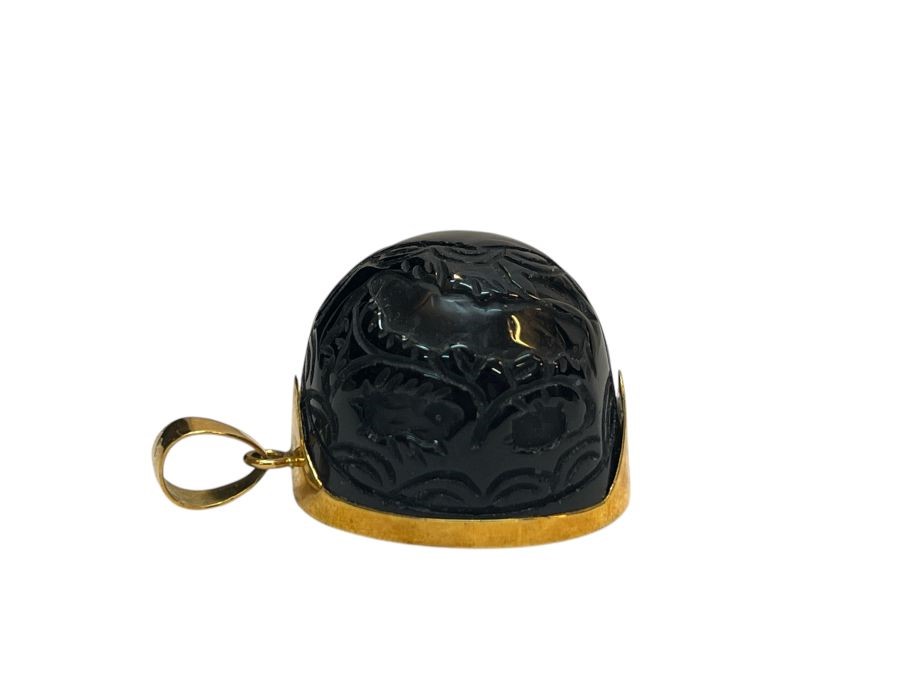 Pendente con agata e montatura in oro giallo, decorazione floreale incisa