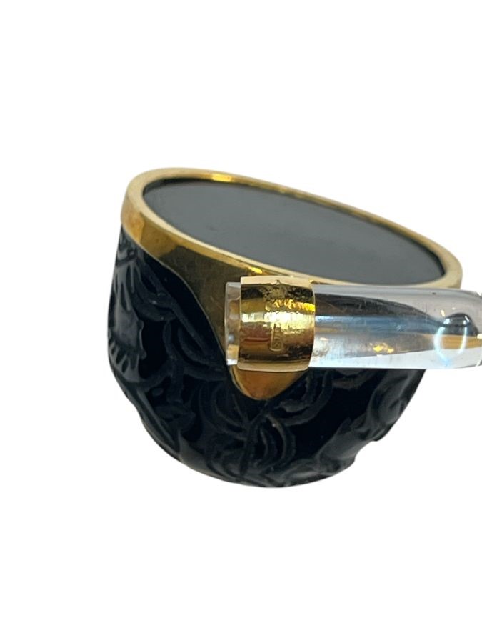 Pendente con agata e montatura in oro giallo, decorazione floreale incisa