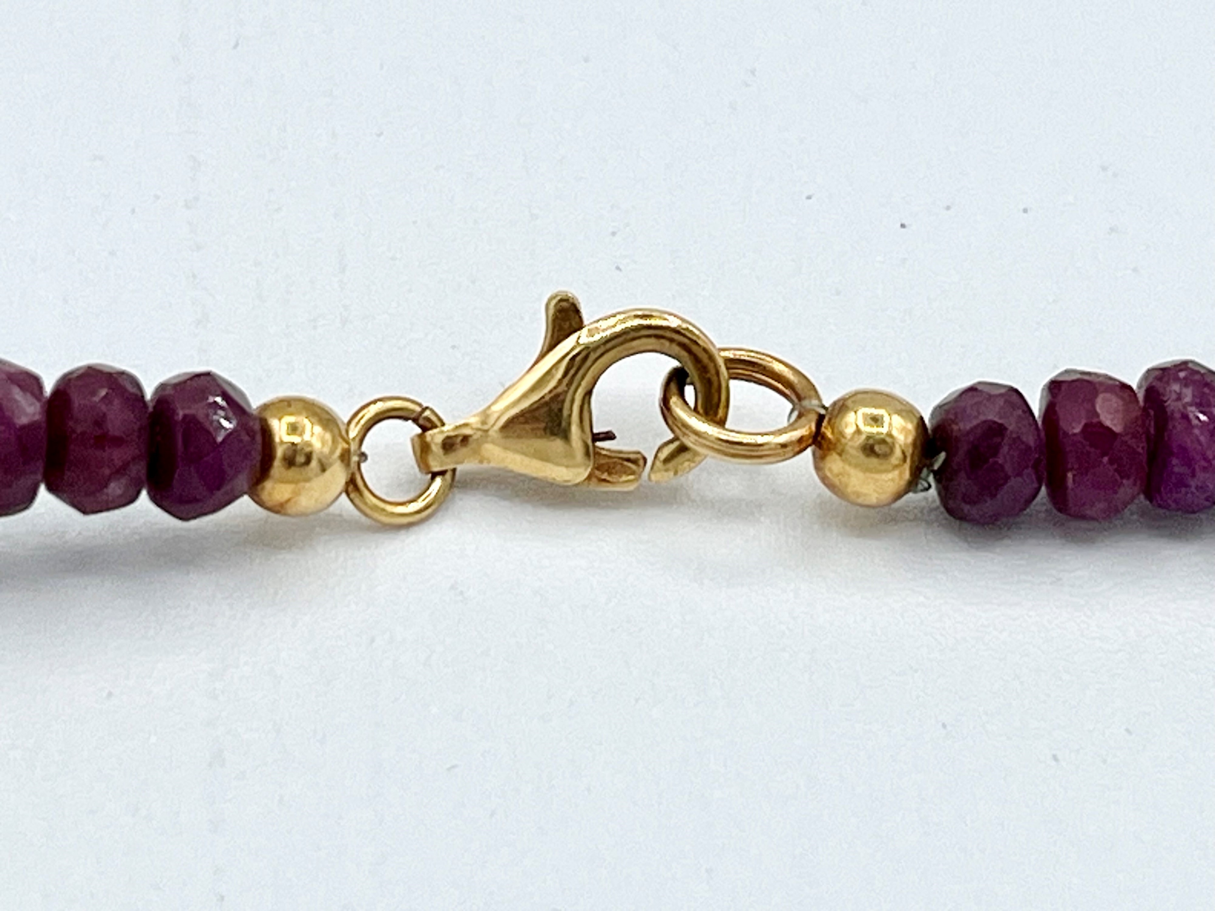 Girocollo con radici di rubino, filo con rondelle sfaccettate e chiusura in oro giallo 18k
