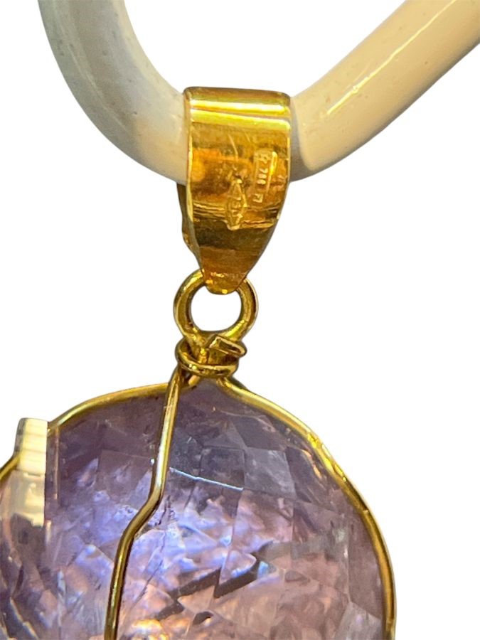 Pendente in oro giallo 18k con ametiste sfaccettate e cristallo di rocca
