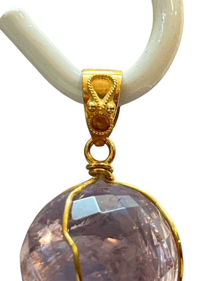 Pendente in oro giallo 18k con ametiste sfaccettate e cristallo di rocca