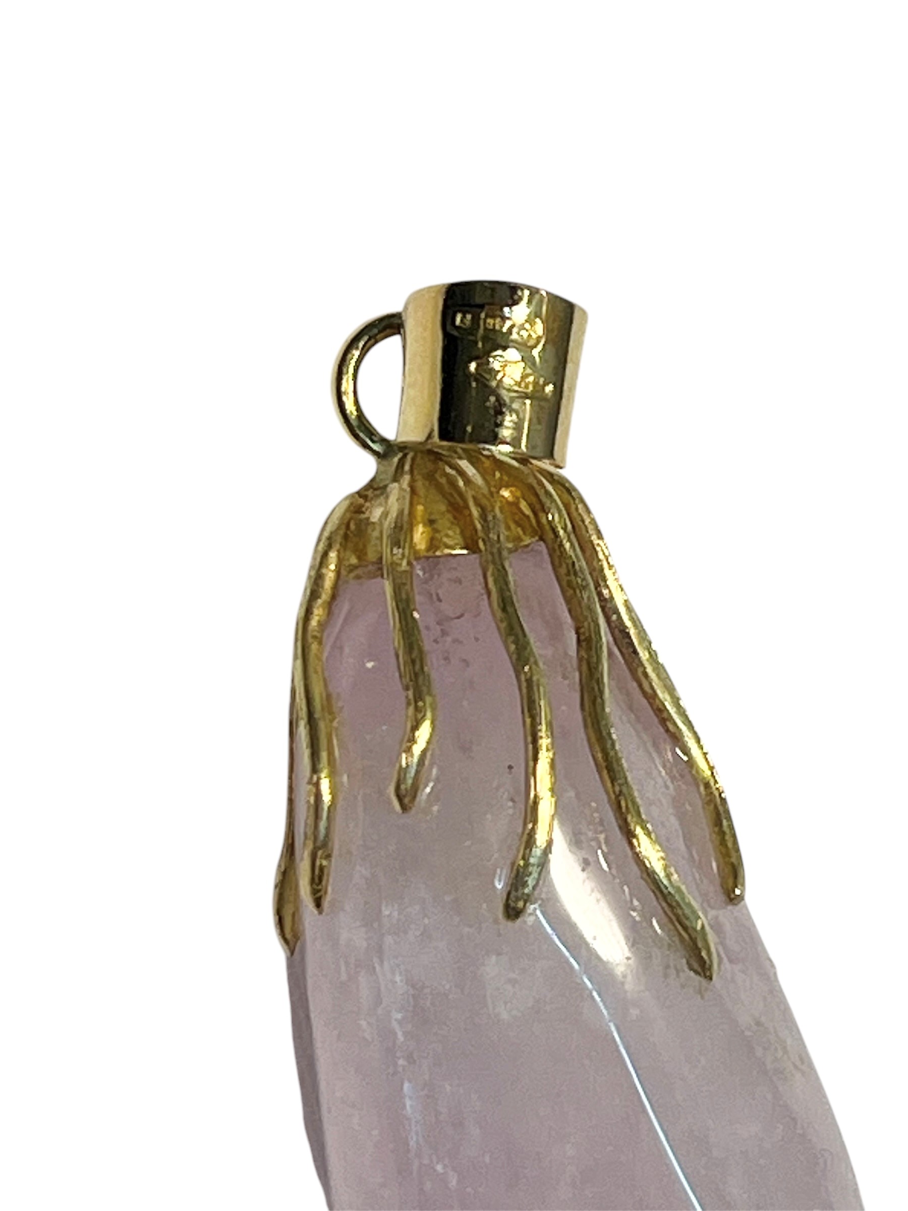 Pendente in oro 18k con kunzite, montatura lavorata a decoro floreale