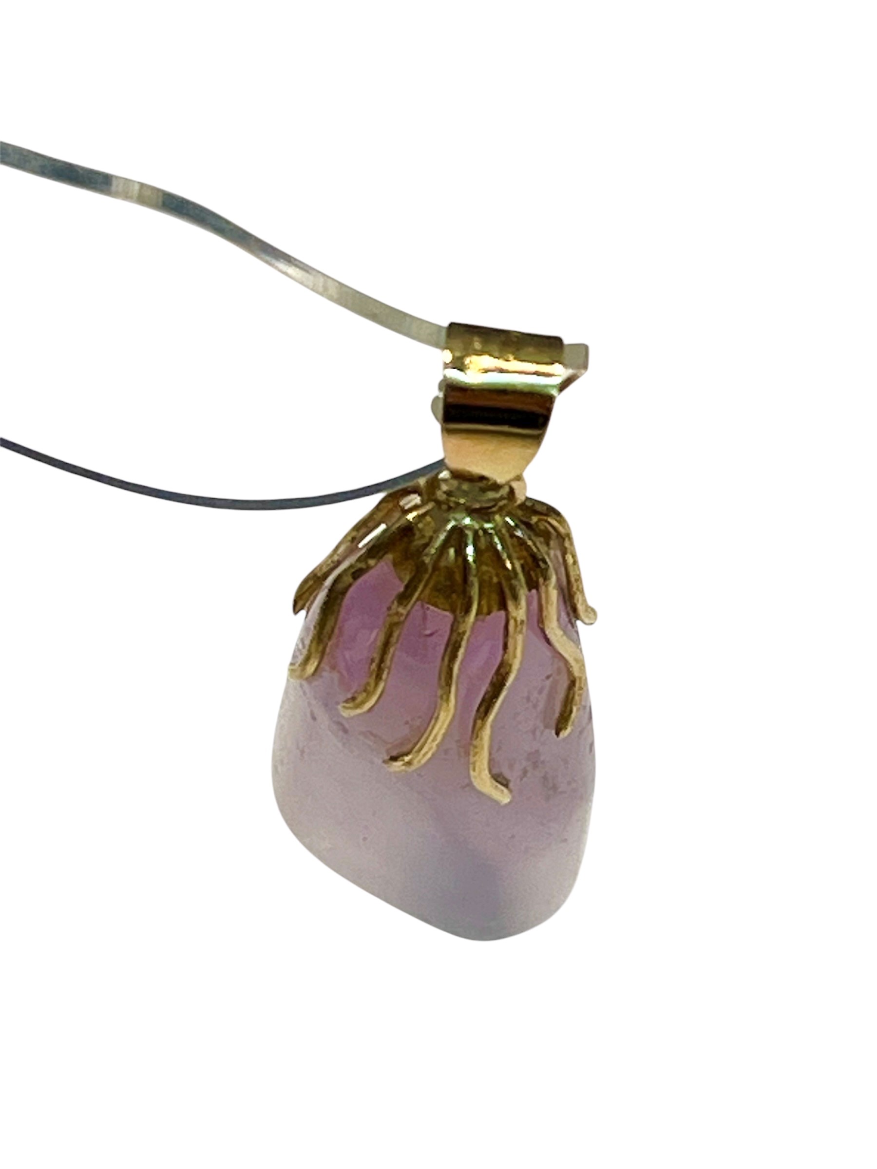 Pendente in oro 18k con kunzite, montatura lavorata a decoro floreale