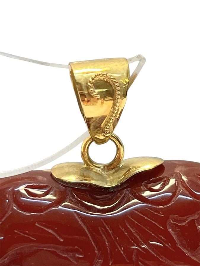 Pendente a forma di cuore con corniola, incisioni floreali