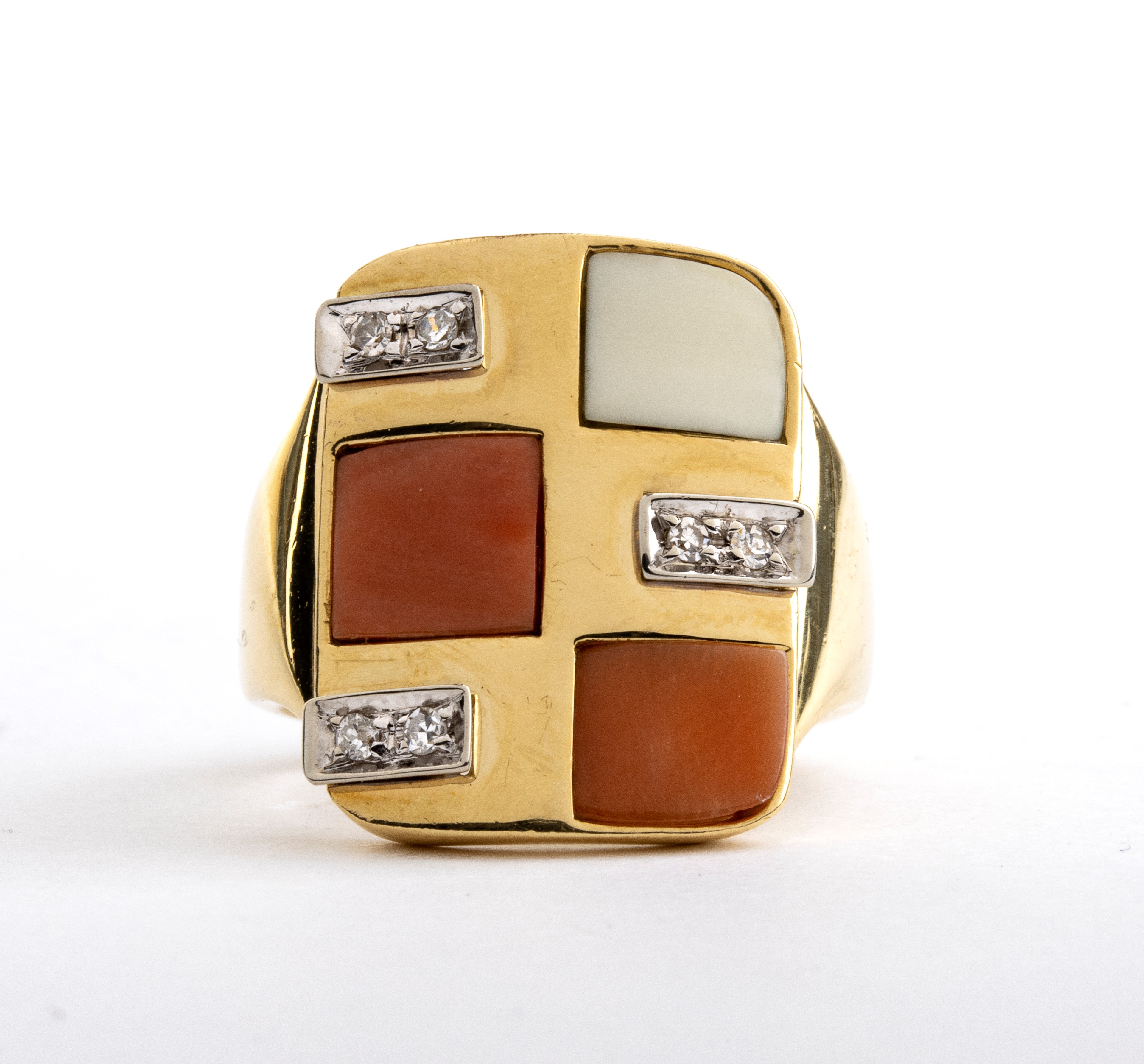 Anello in oro con corallo e diamanti