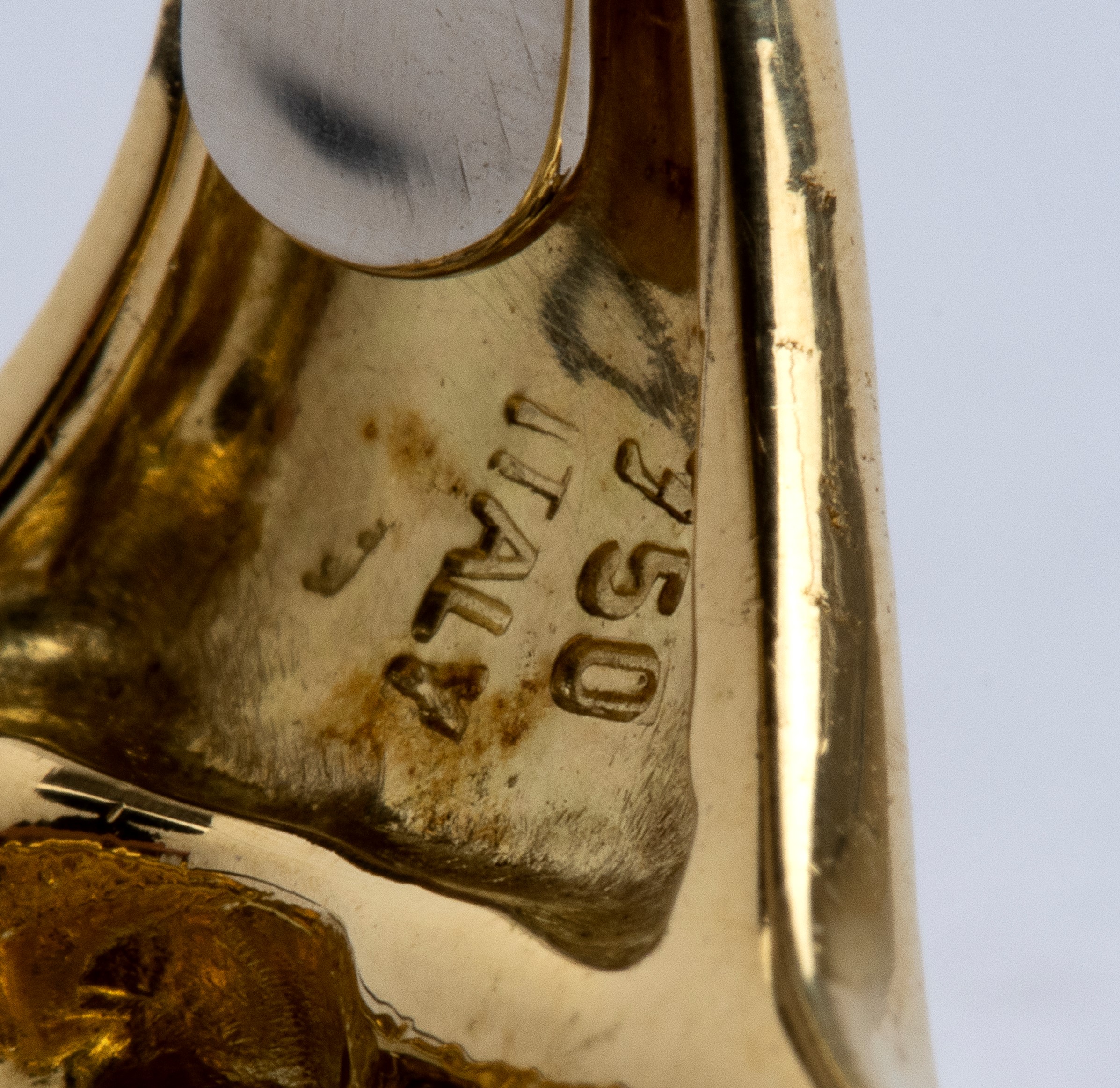 Anello in oro con corallo e diamanti