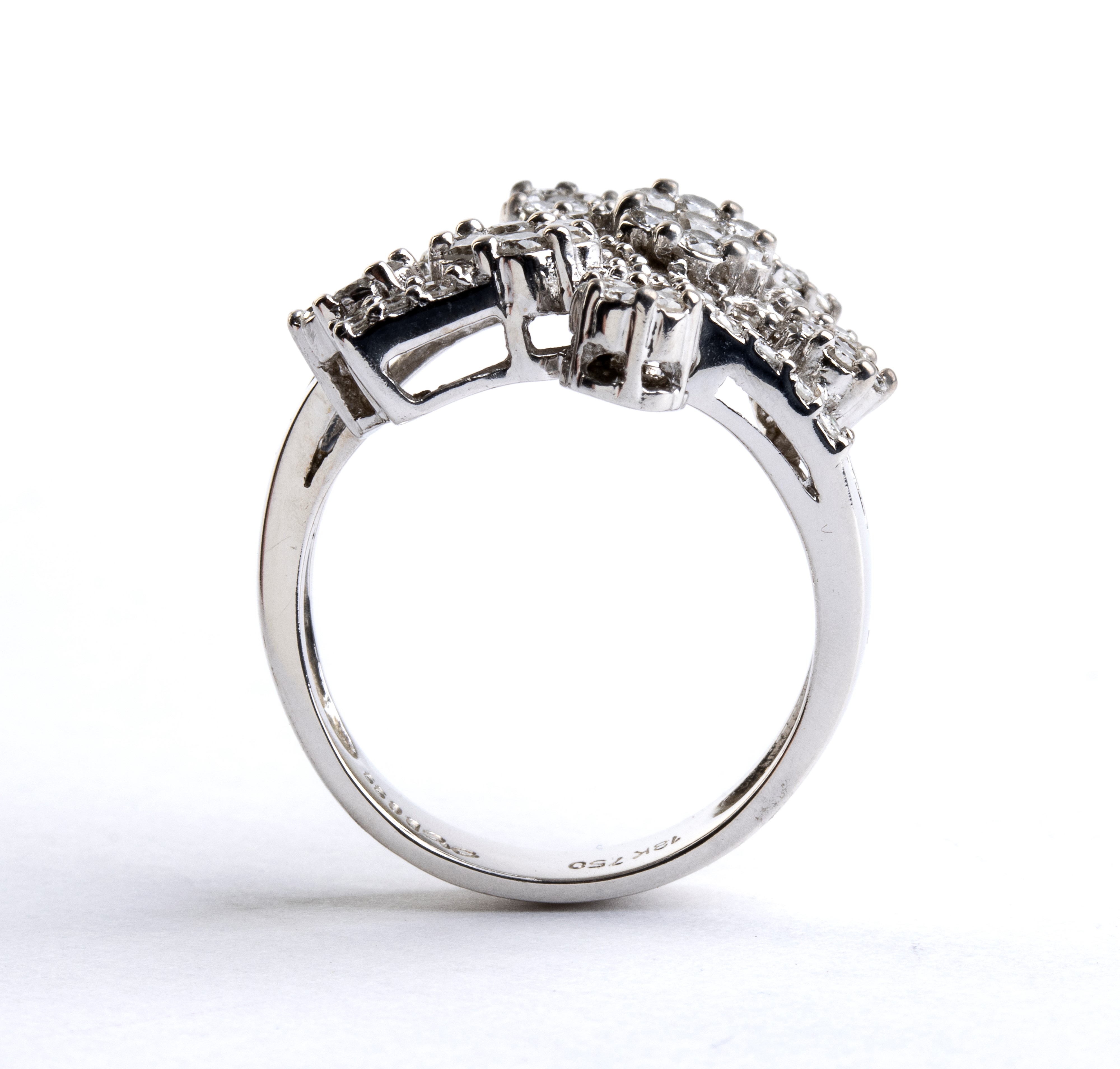 Anello in oro bianco 18k con diamanti, motivo a steli e fiori