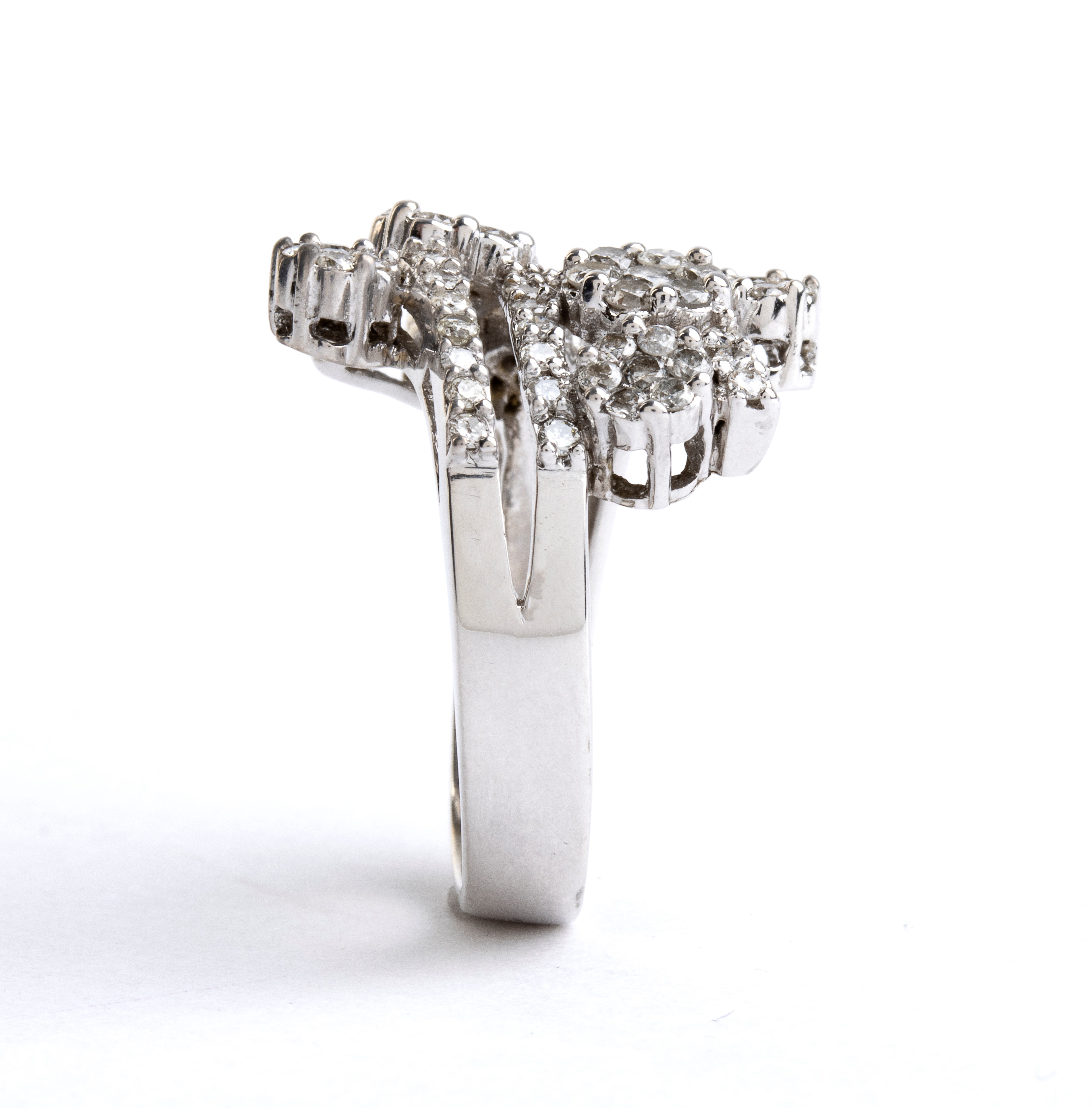 Anello in oro bianco 18k con diamanti, motivo a steli e fiori