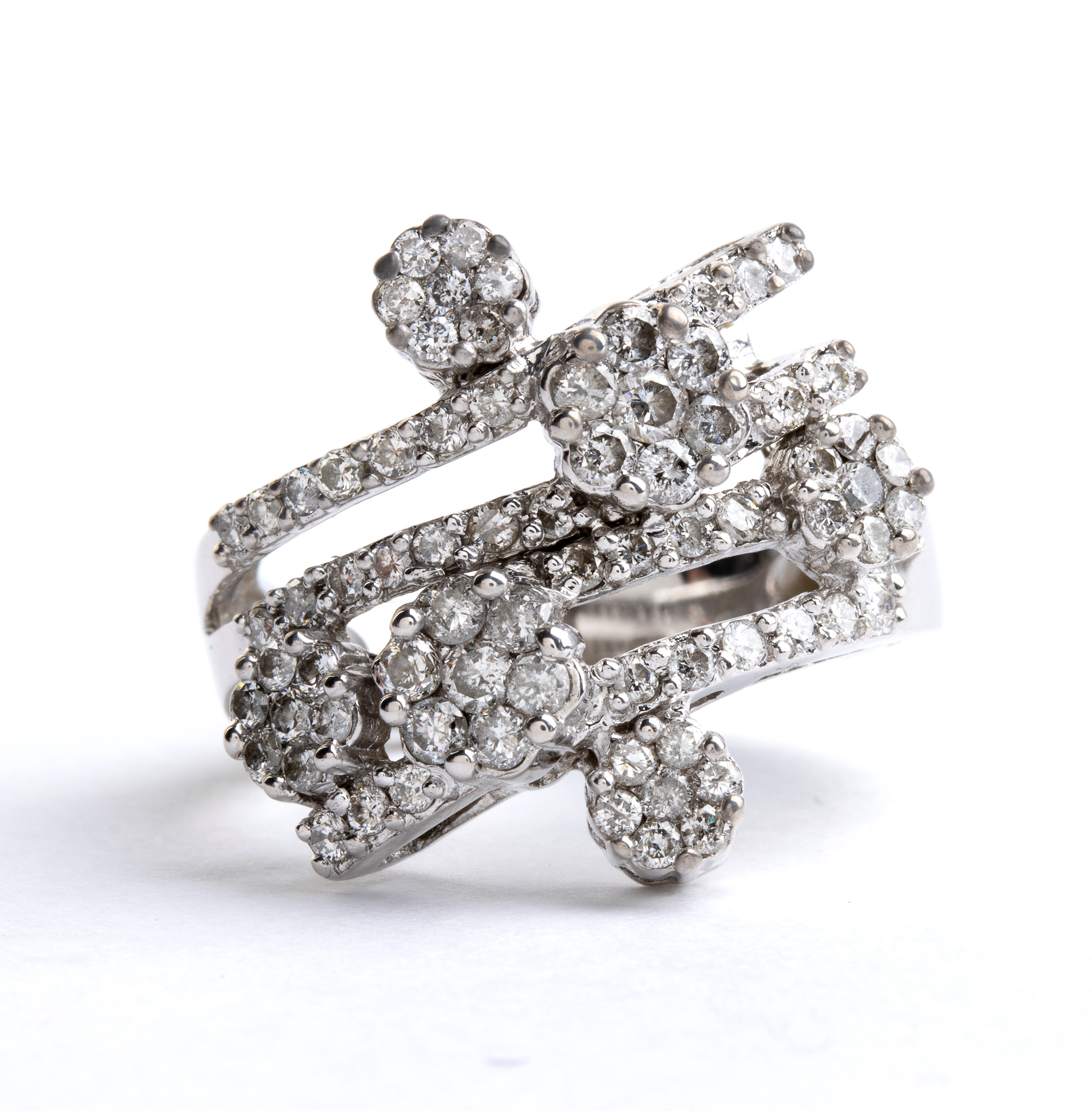 Anello in oro bianco 18k con diamanti, motivo a steli e fiori