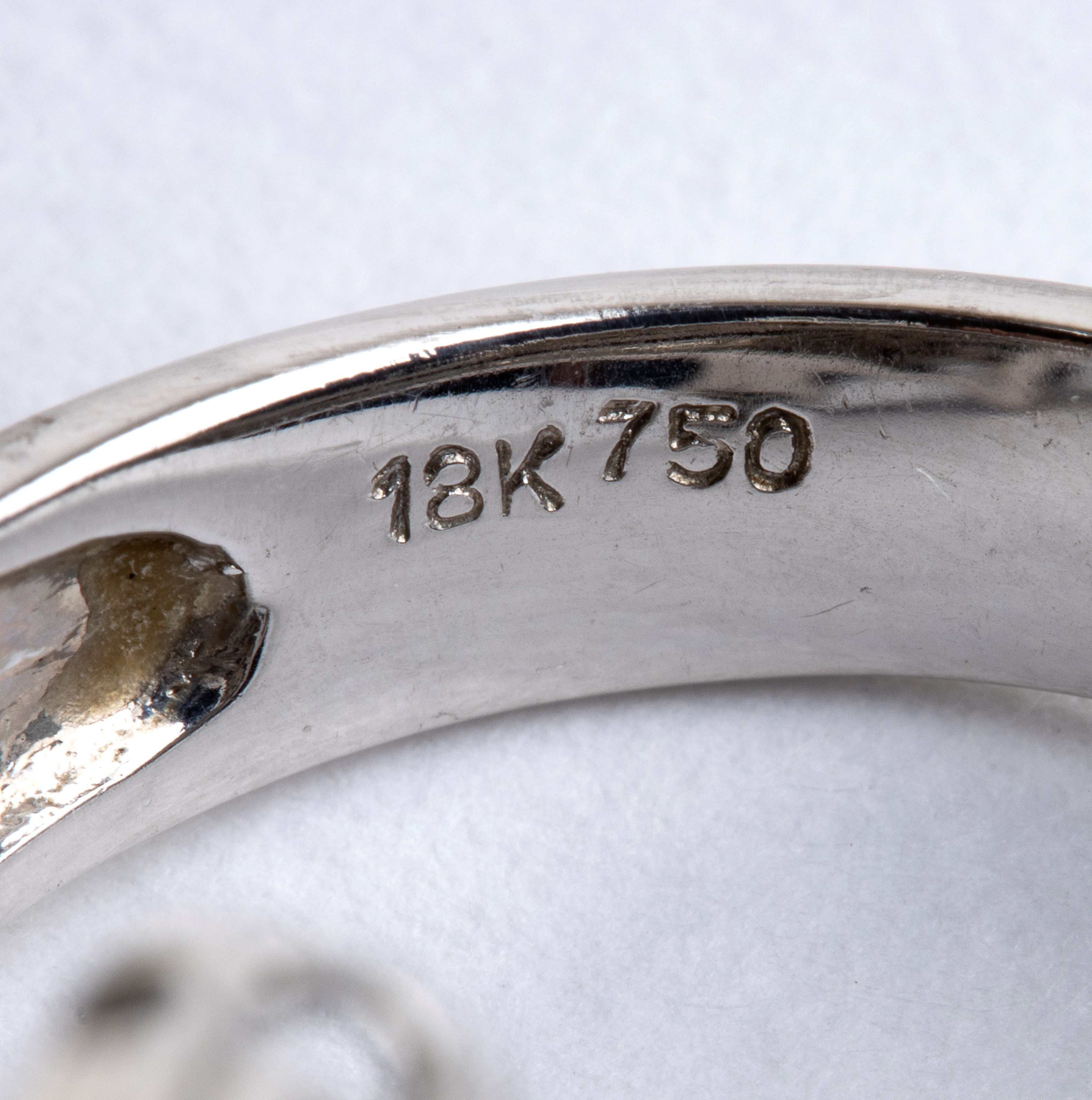 Anello in oro bianco 18k con diamanti, motivo a steli e fiori