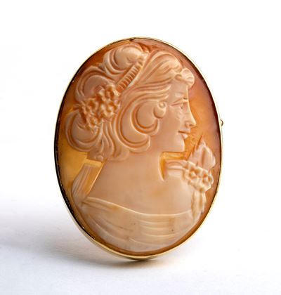 Spilla in oro giallo con cammeo ovale in conchiglia raffigurante profilo femminile