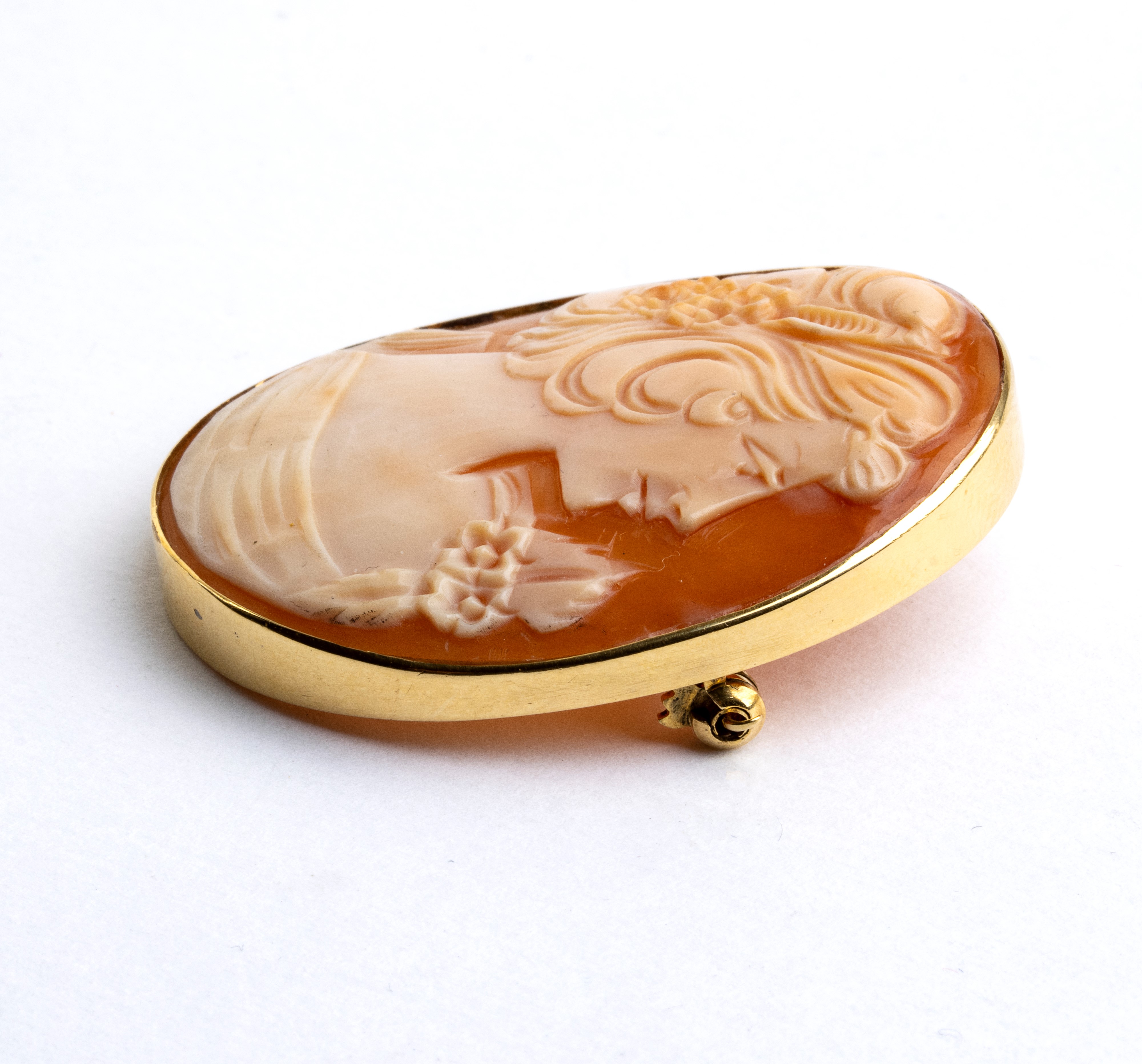 Spilla in oro giallo con cammeo ovale in conchiglia raffigurante profilo femminile