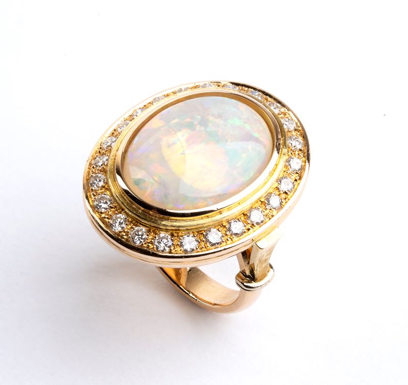 Anello in oro con opale e diamanti