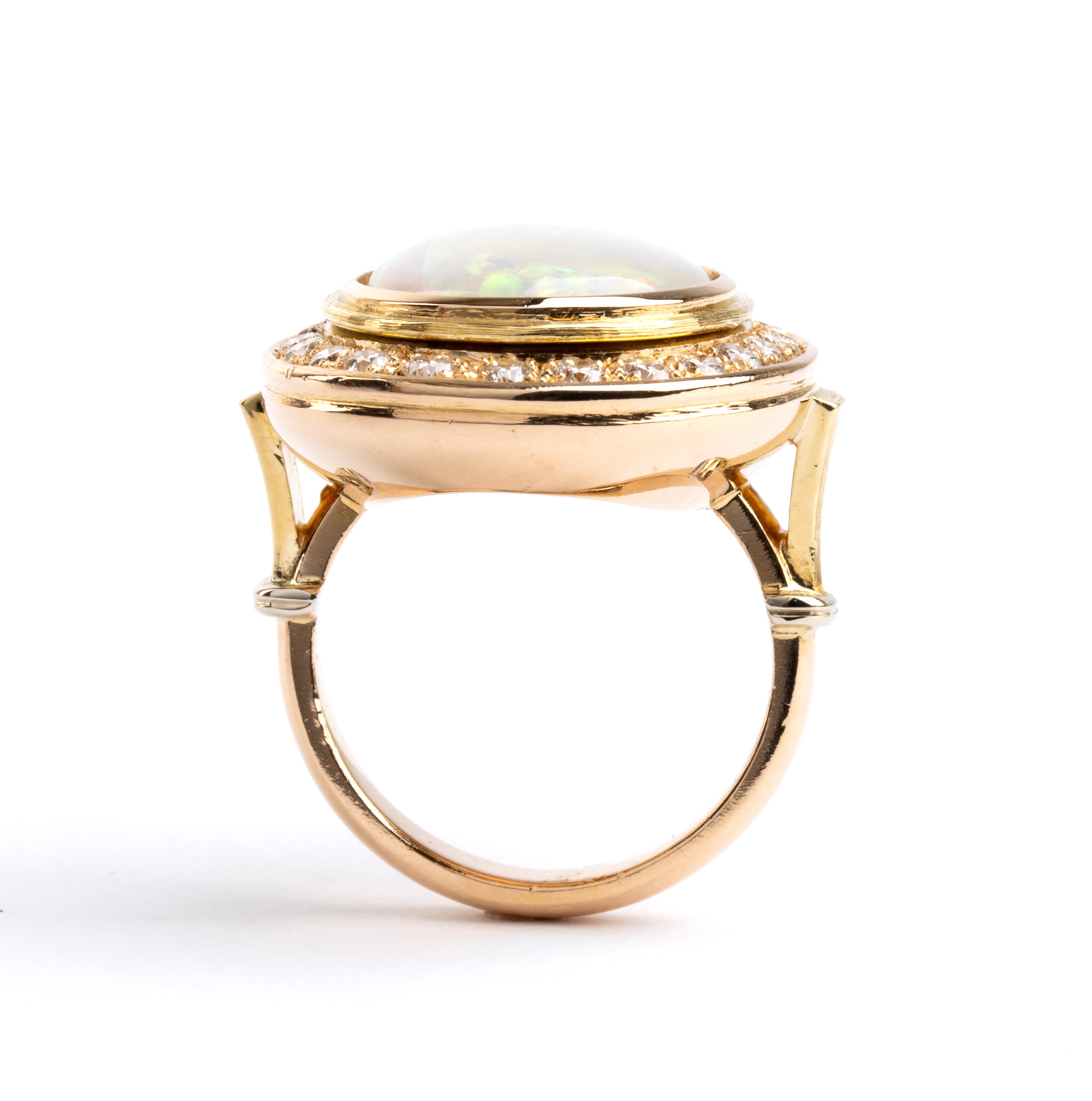 Anello in oro con opale e diamanti