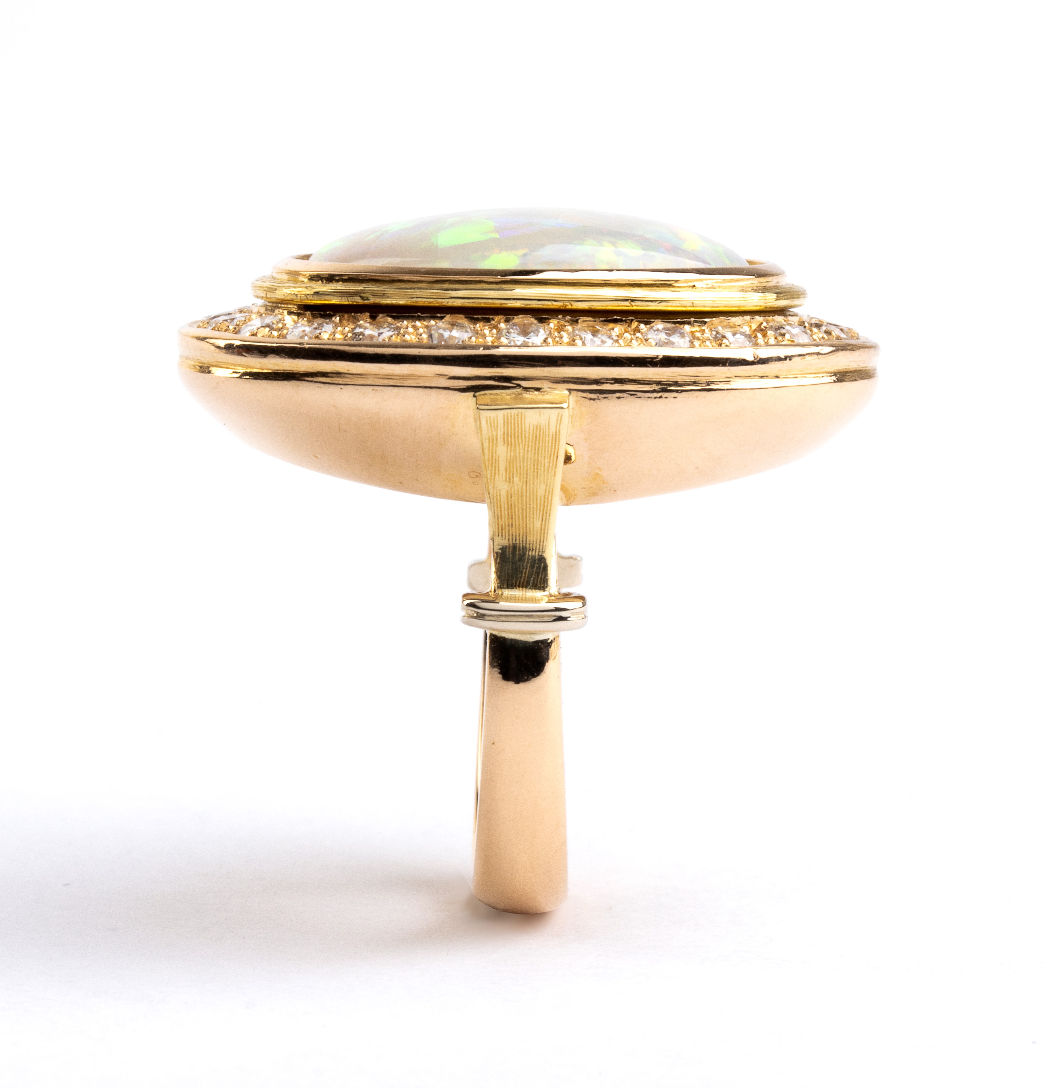 Anello in oro con opale e diamanti