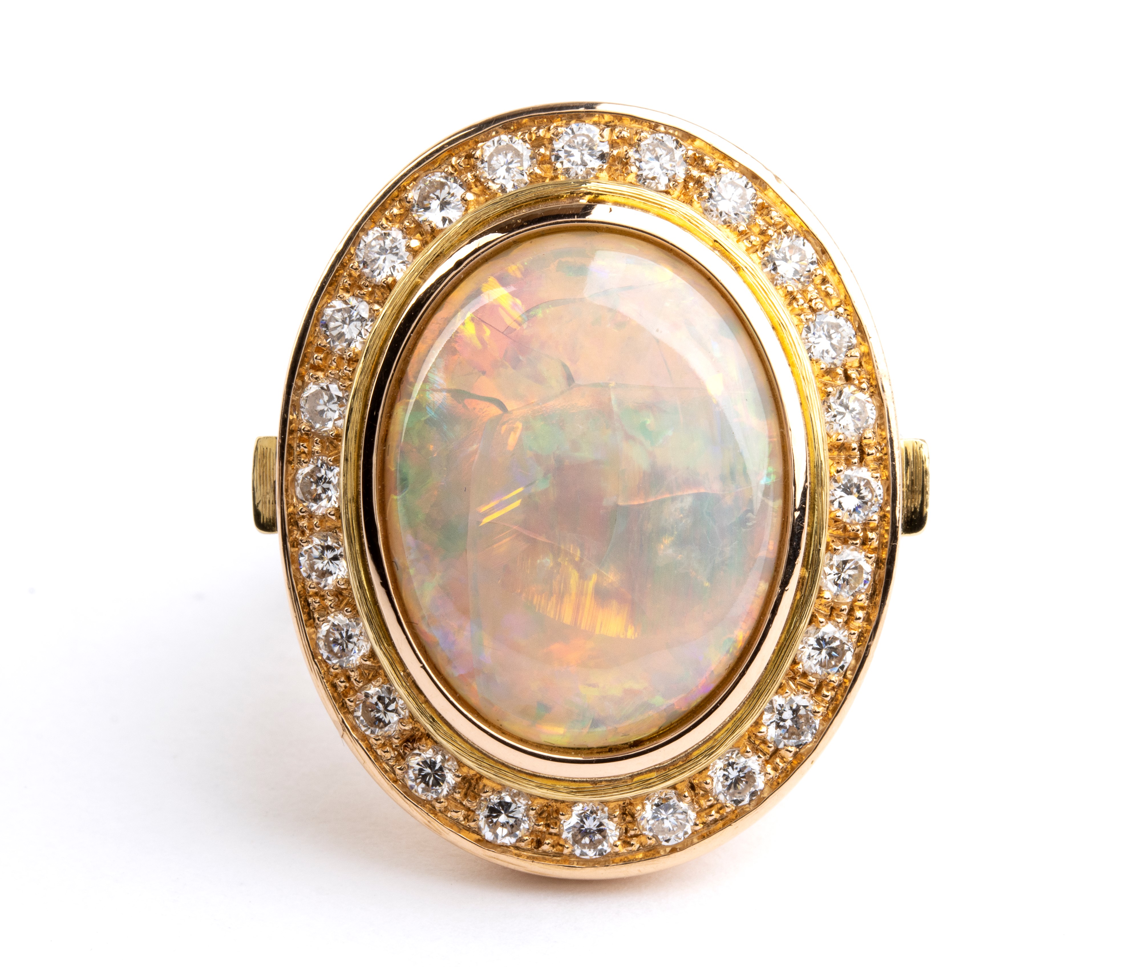 Anello in oro con opale e diamanti