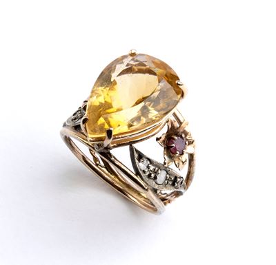 Anello in oro con quarzo citrino a goccia, rubini e diamanti