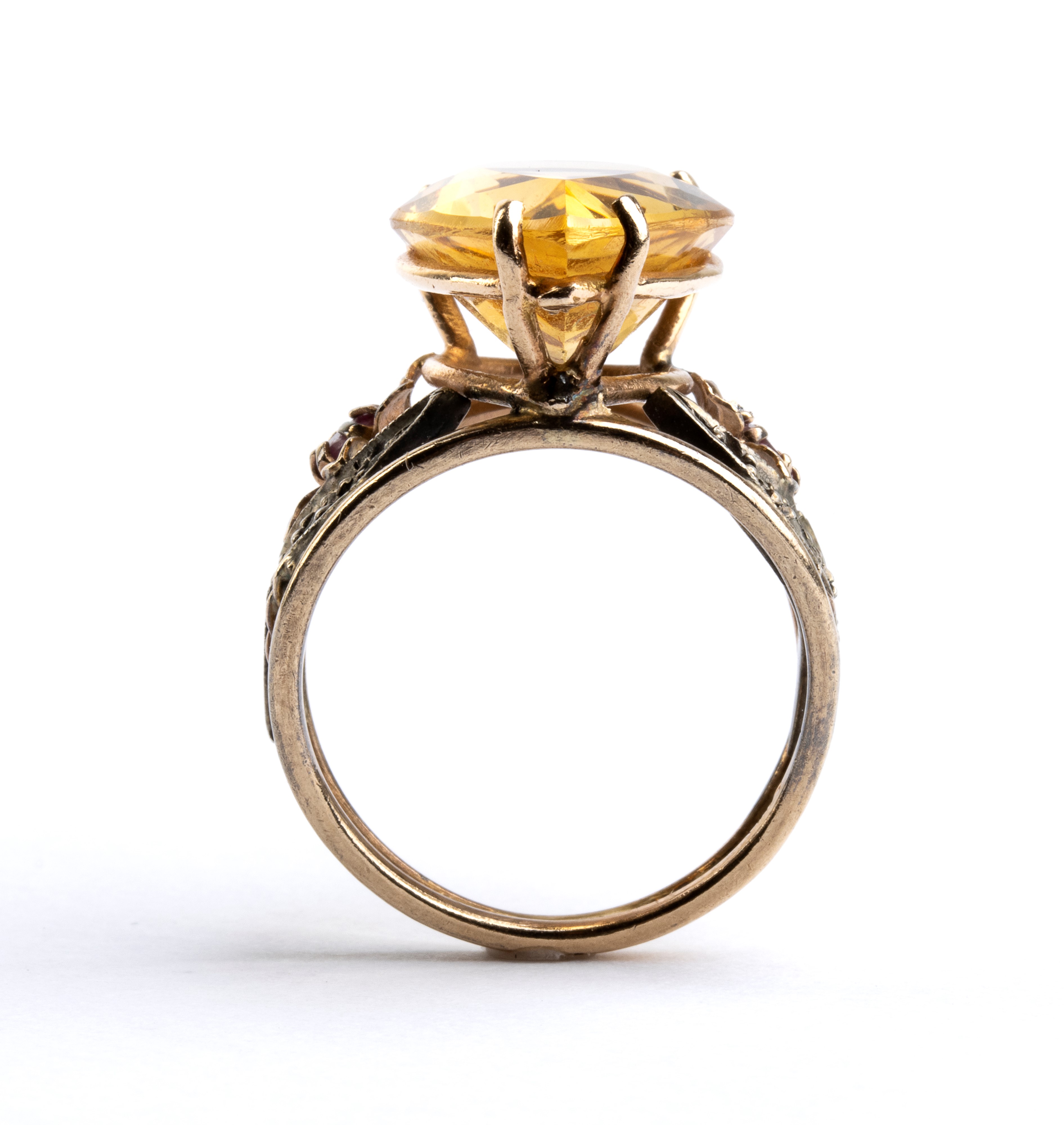 Anello in oro con quarzo citrino a goccia, rubini e diamanti