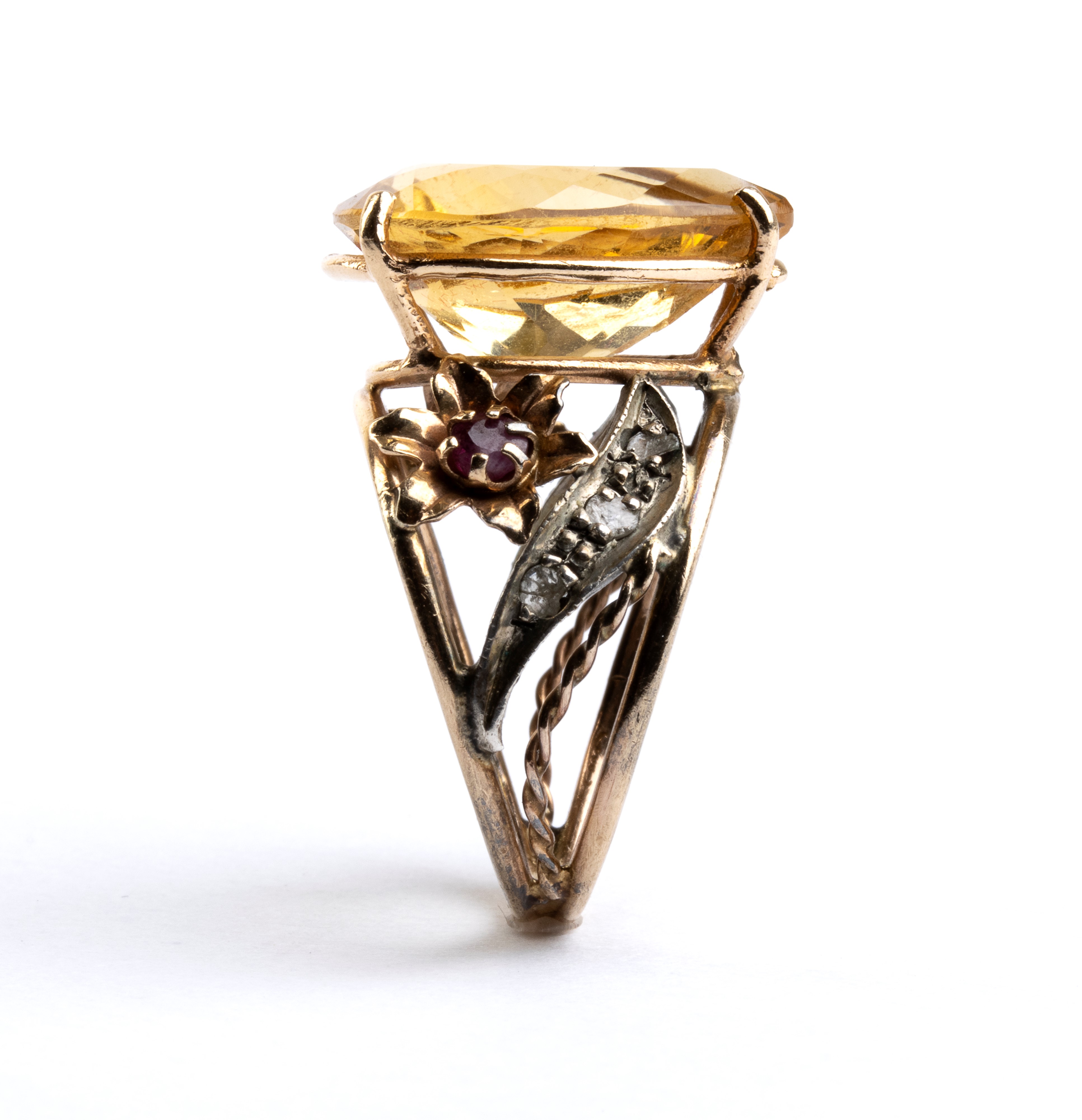 Anello in oro con quarzo citrino a goccia, rubini e diamanti
