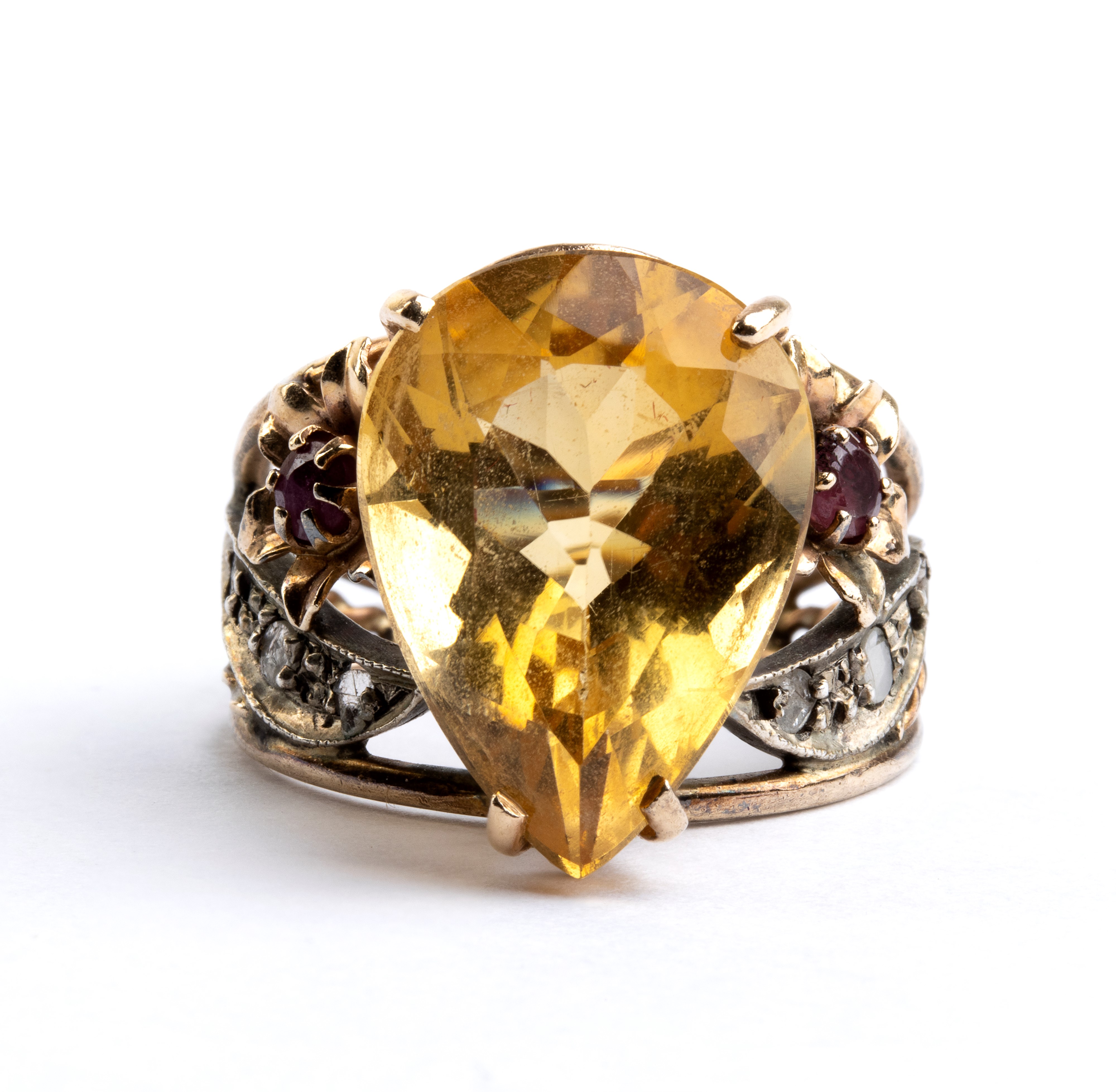 Anello in oro con quarzo citrino a goccia, rubini e diamanti