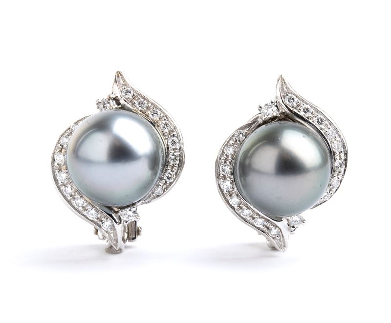 Lo Stilnovo - Paio di orecchini in oro bianco 18k con perle Tahiti e diamanti