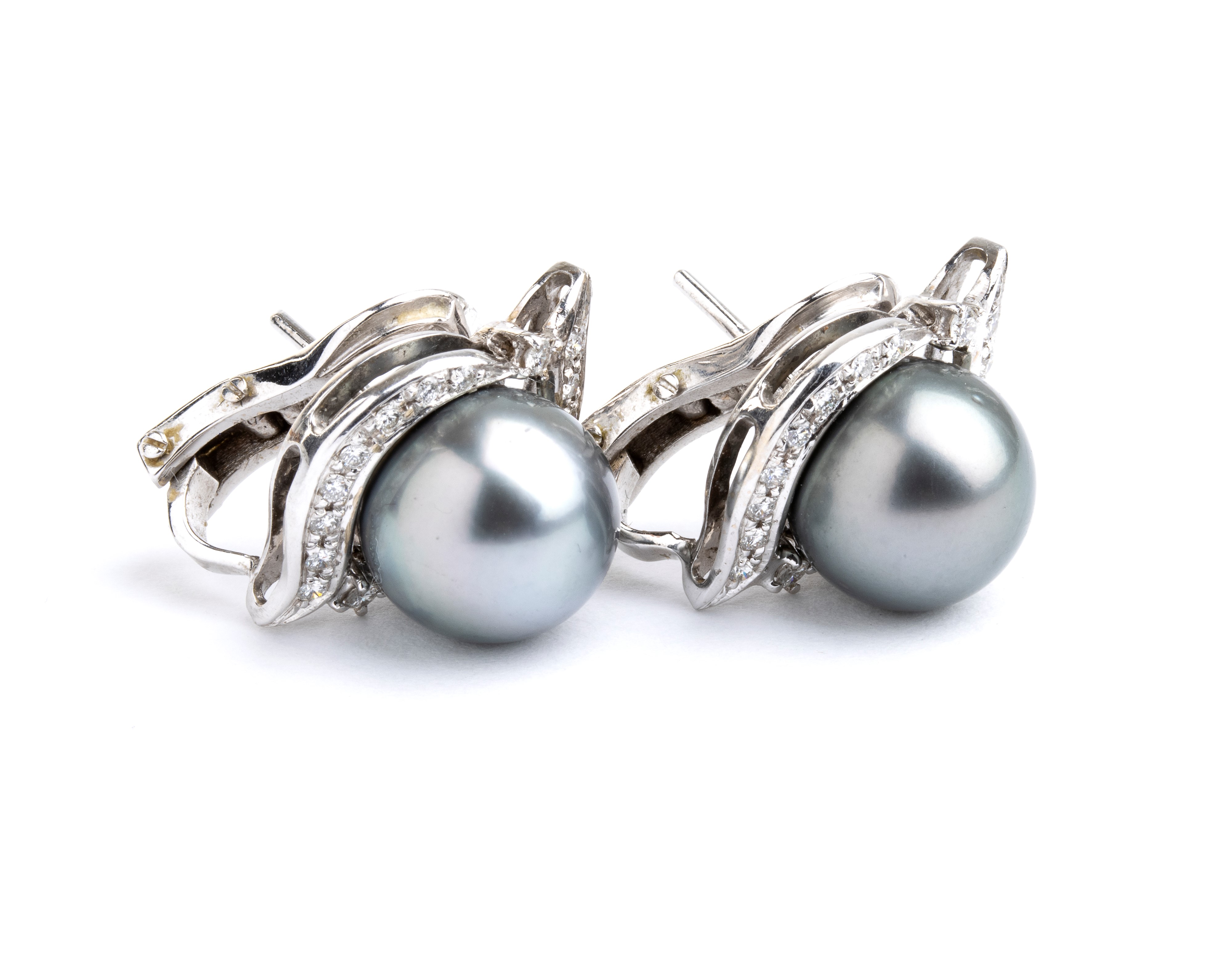 Paio di orecchini in oro diamanti e perle