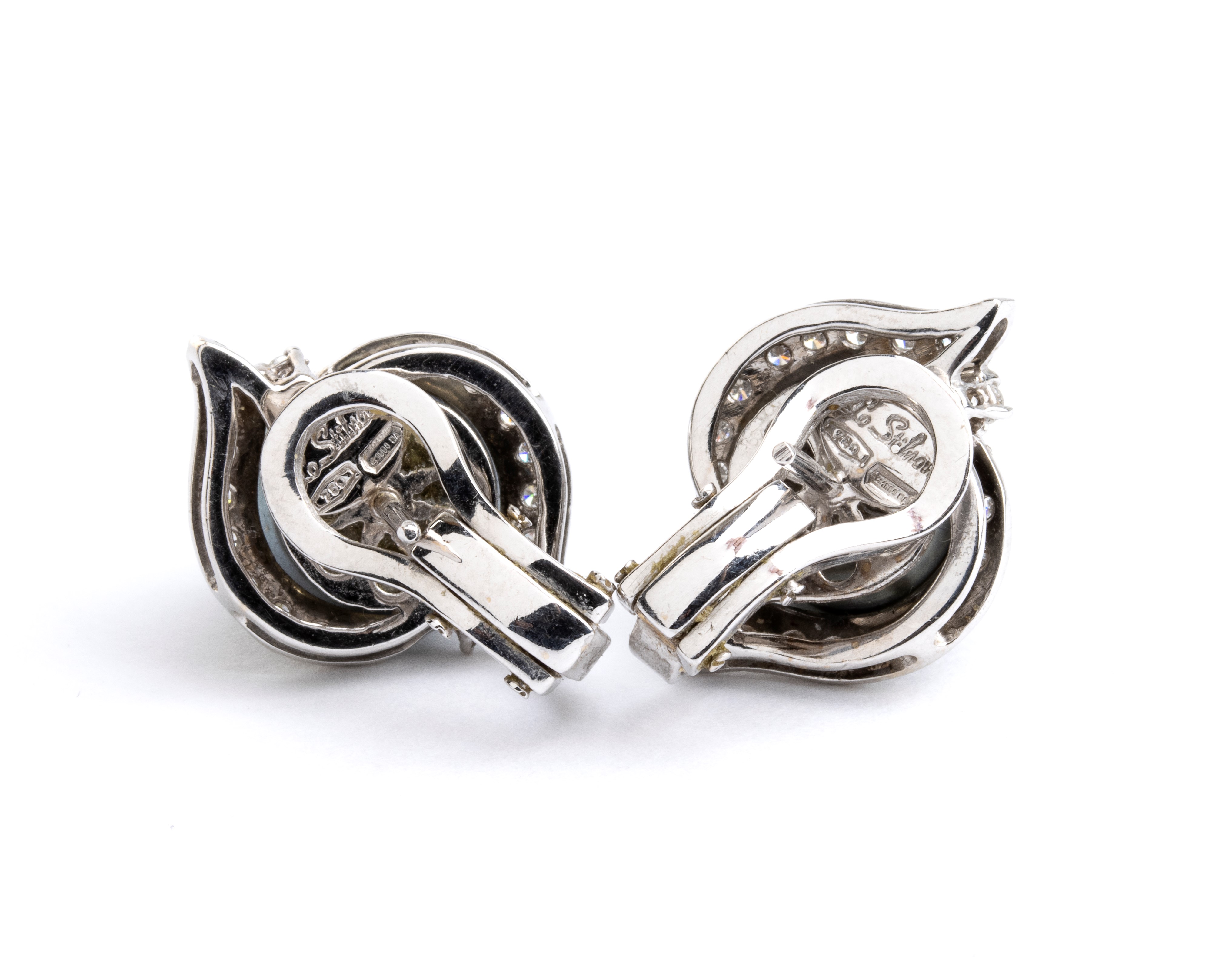 Paio di orecchini in oro diamanti e perle