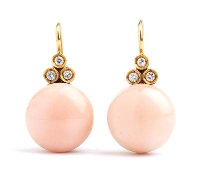 Orecchini, oro giallo con corallo cabochon e diamanti