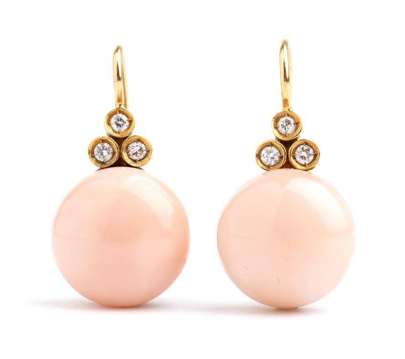 Orecchini, oro giallo con corallo cabochon e diamanti