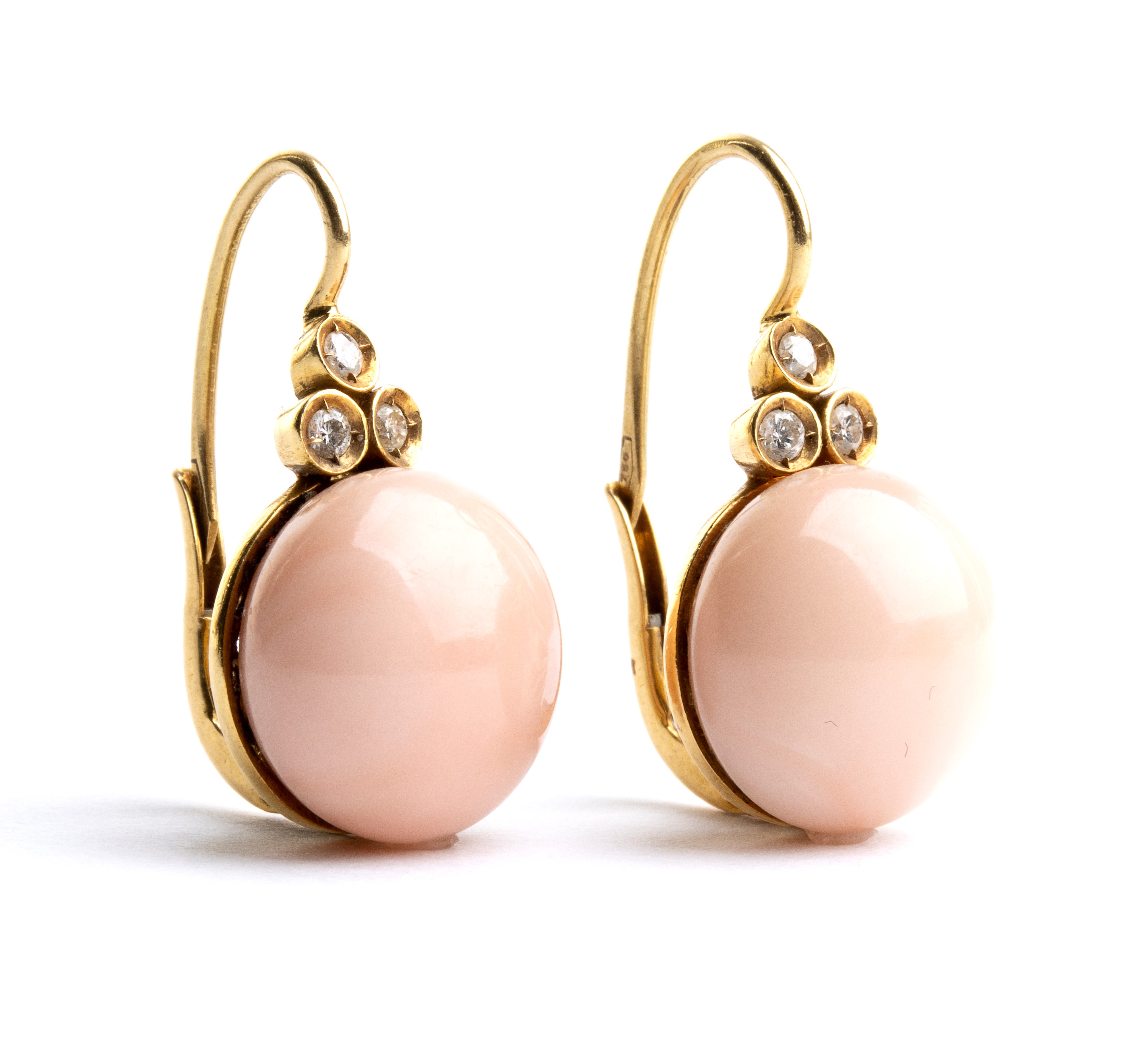 Orecchini, oro giallo con corallo cabochon e diamanti