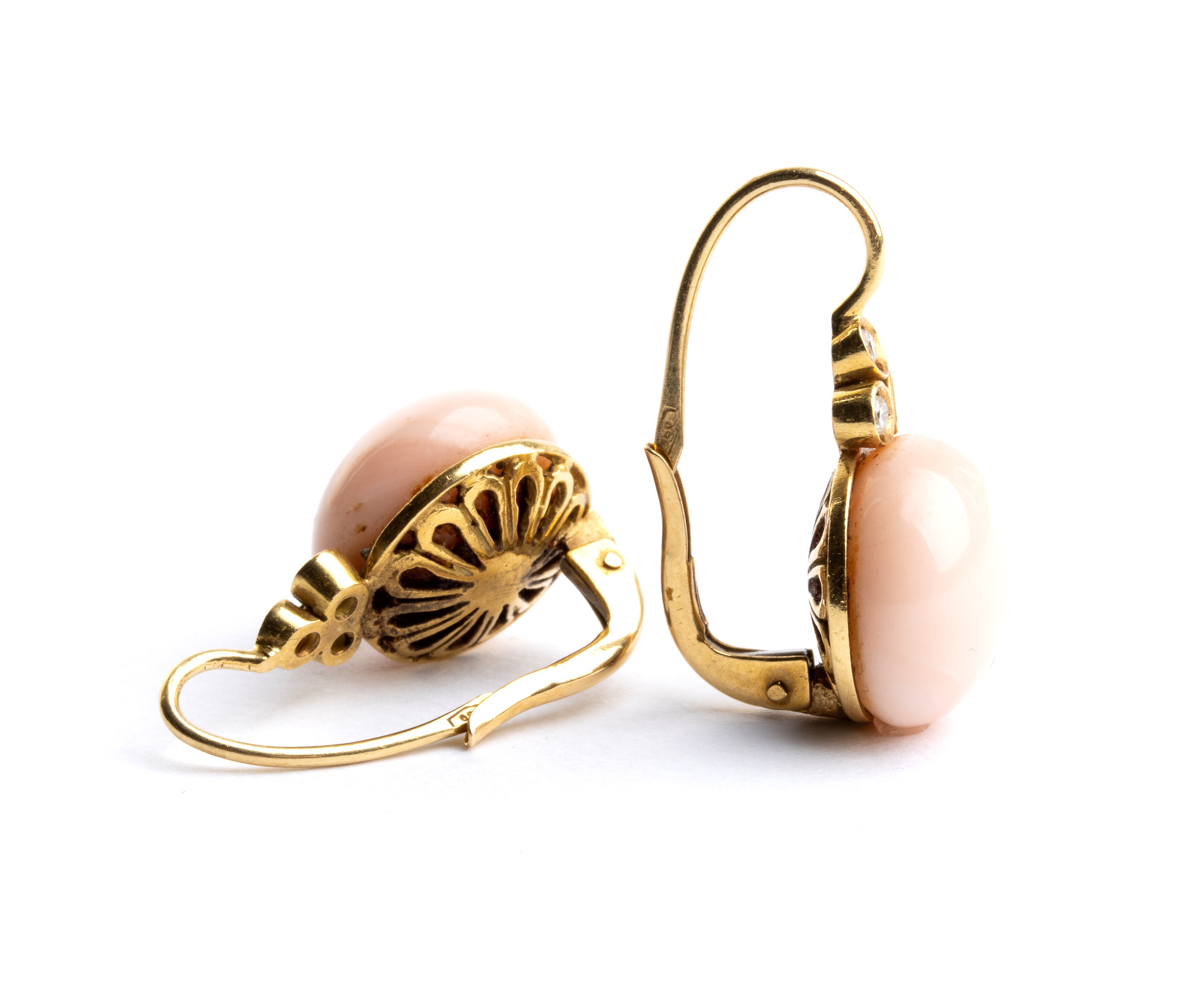Orecchini, oro giallo con corallo cabochon e diamanti