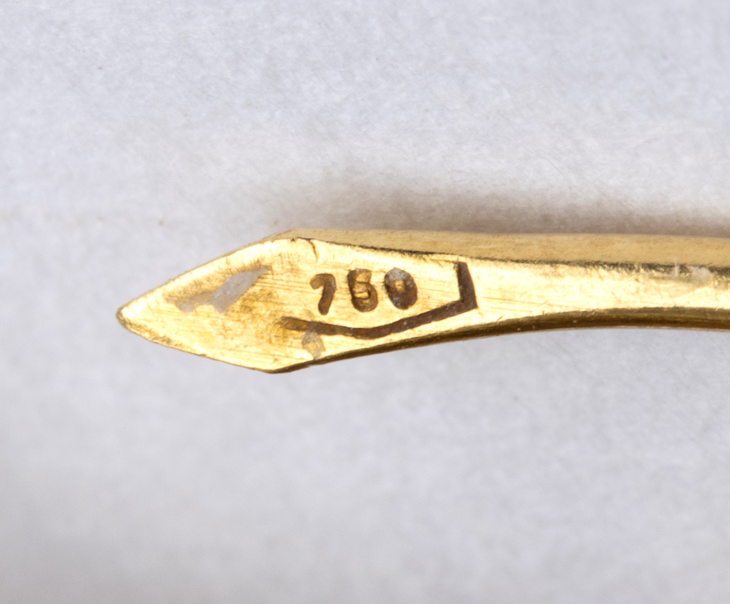 Orecchini, oro giallo con corallo cabochon e diamanti