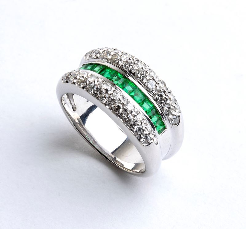 Anello a fascia in oro con diamanti e smeraldi