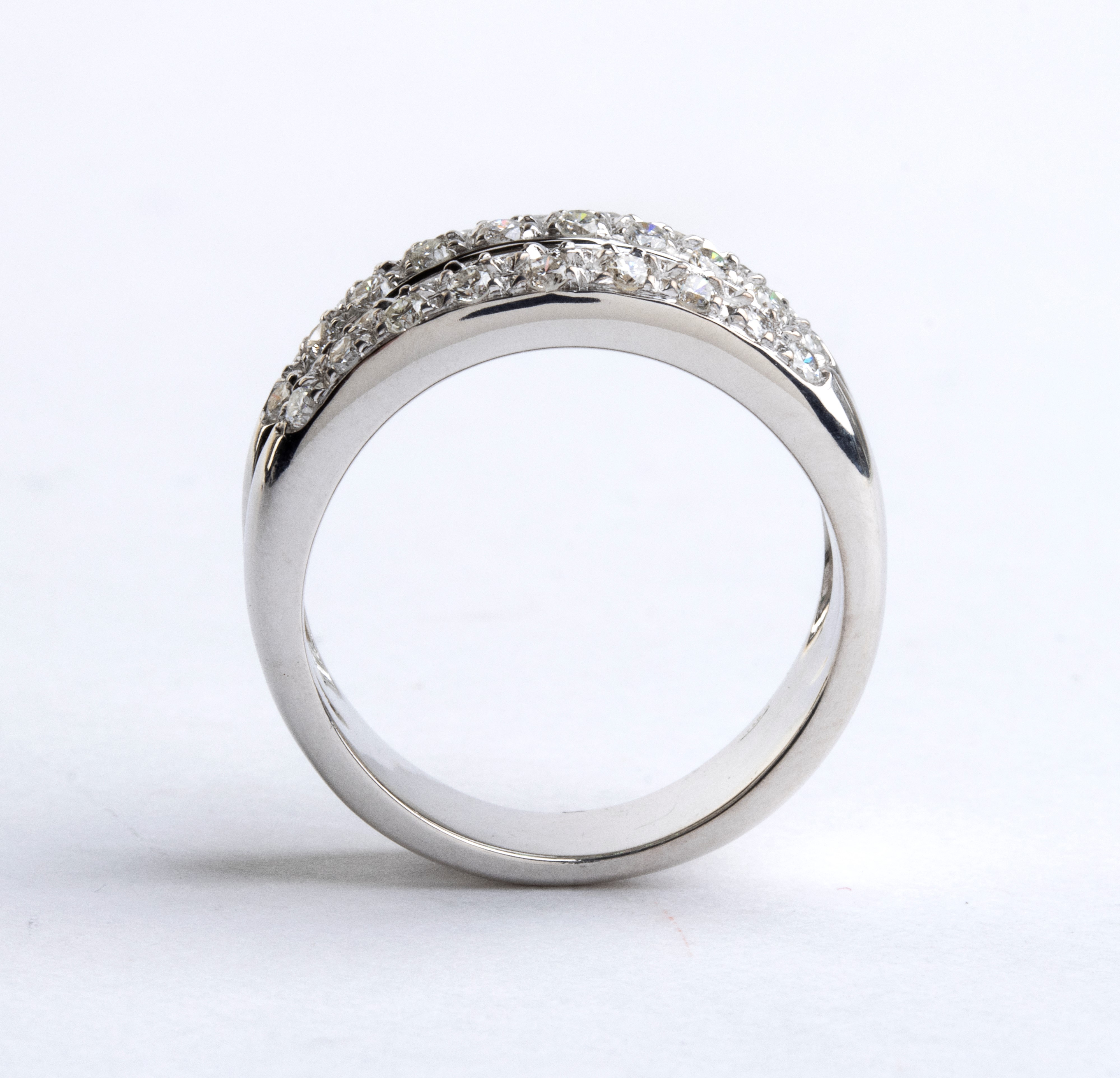 Anello a fascia in oro con diamanti e smeraldi