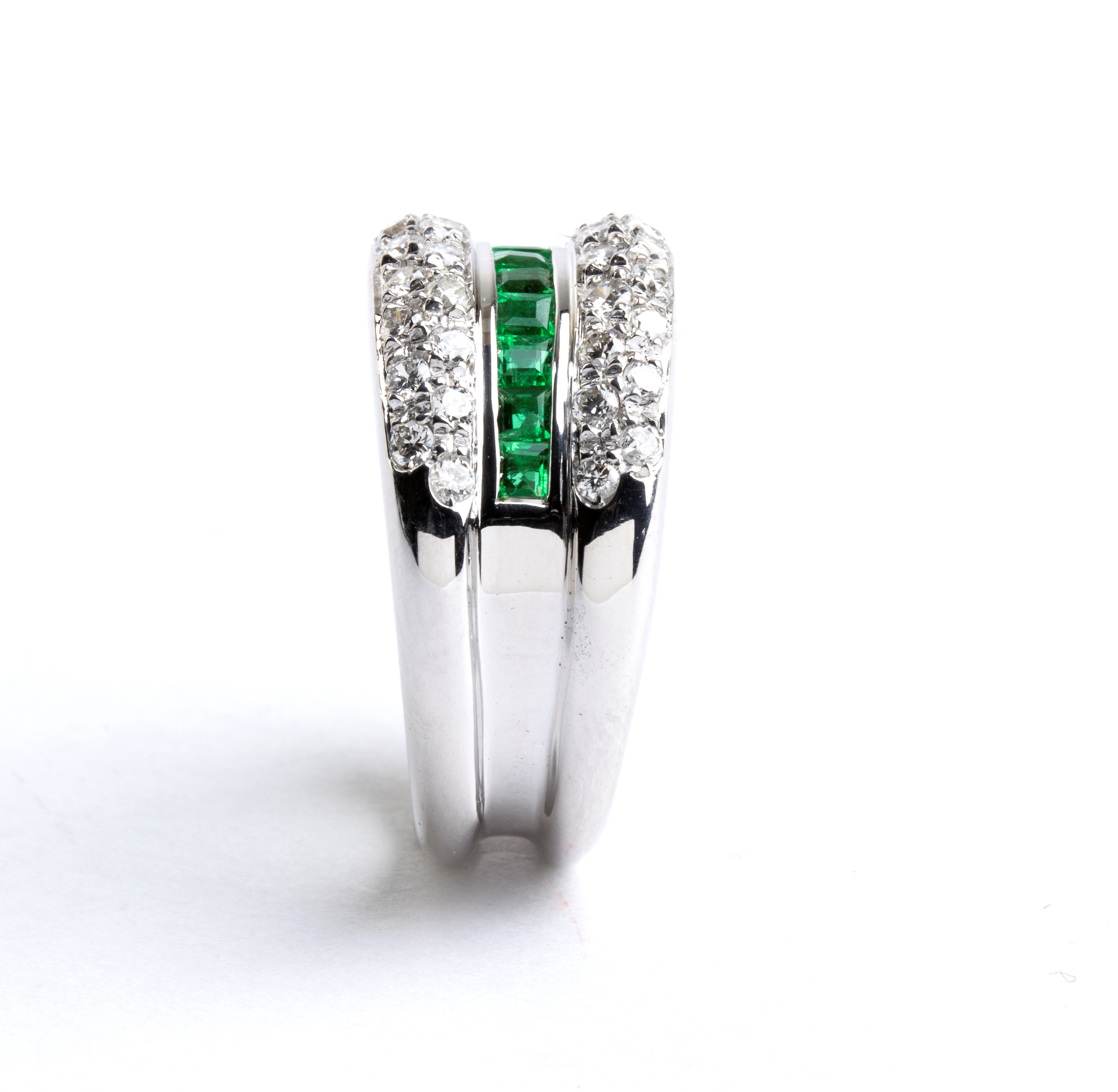 Anello a fascia in oro con diamanti e smeraldi