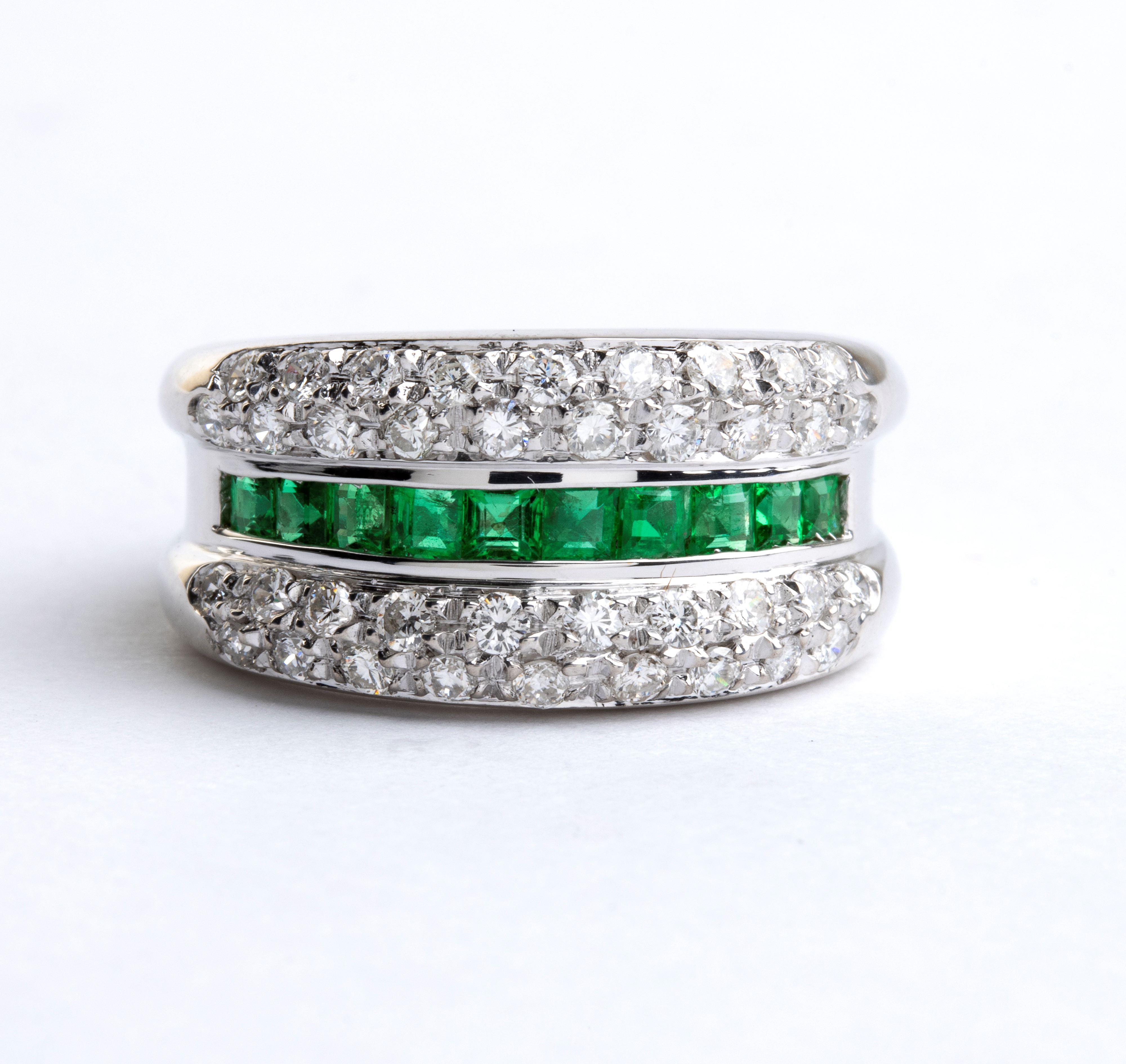 Anello a fascia in oro con diamanti e smeraldi